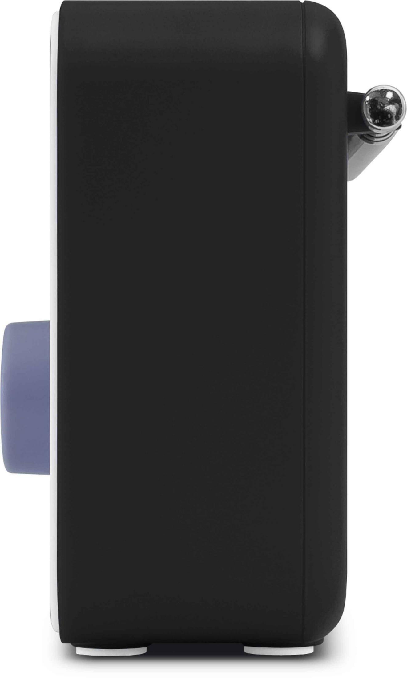 Czarno-białe radio z niebieskim przyciskiem i srebrną anteną. Widok z boku.