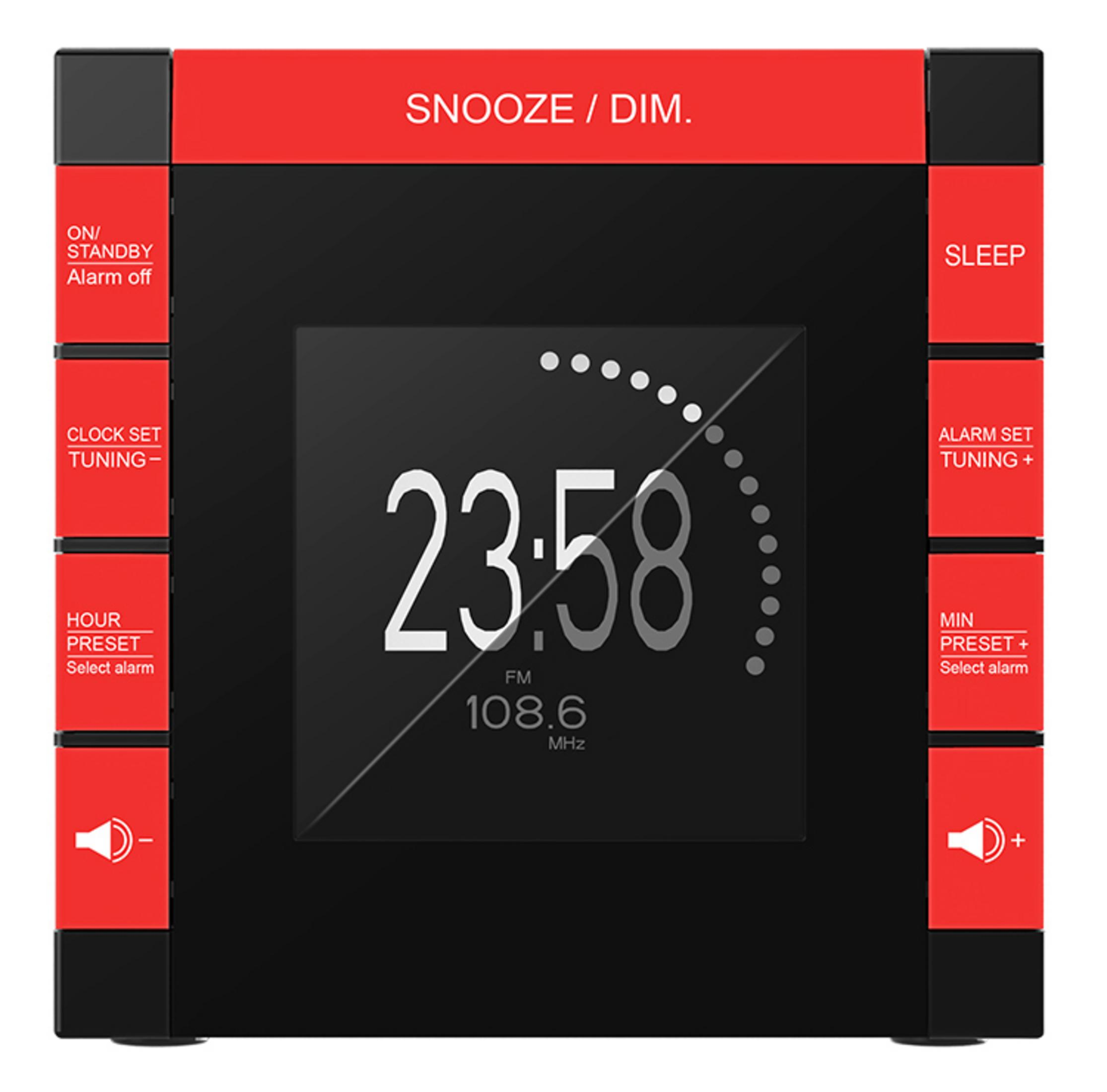Czarno-czerwone radio z zegarem cyfrowym, wyświetlające czas i ustawienia na dużym ekranie.