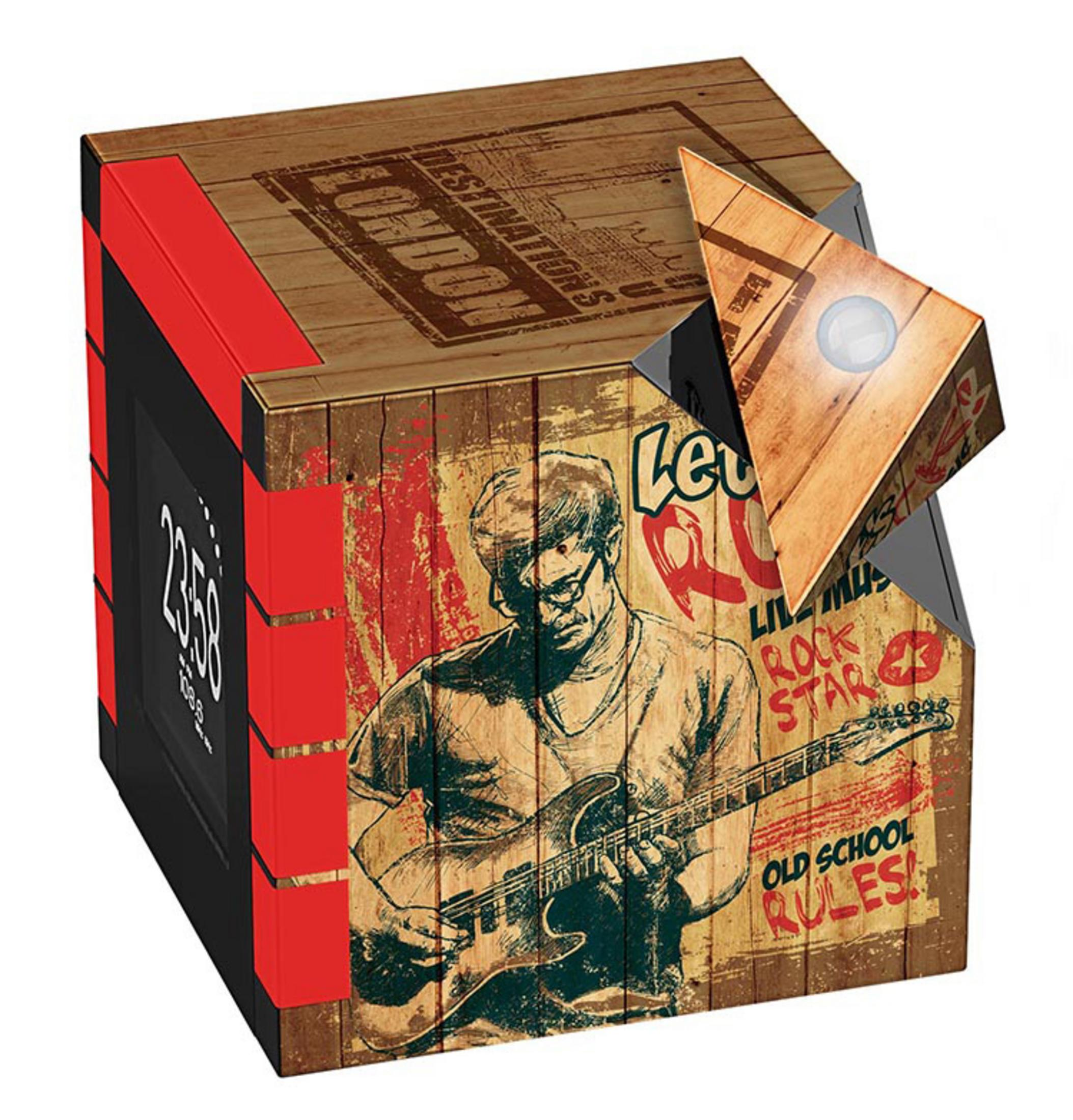 Pudełko w kształcie kostki ze zdjęciem mężczyzny grającego na gitarze. Pudełko ma zegar z boku.