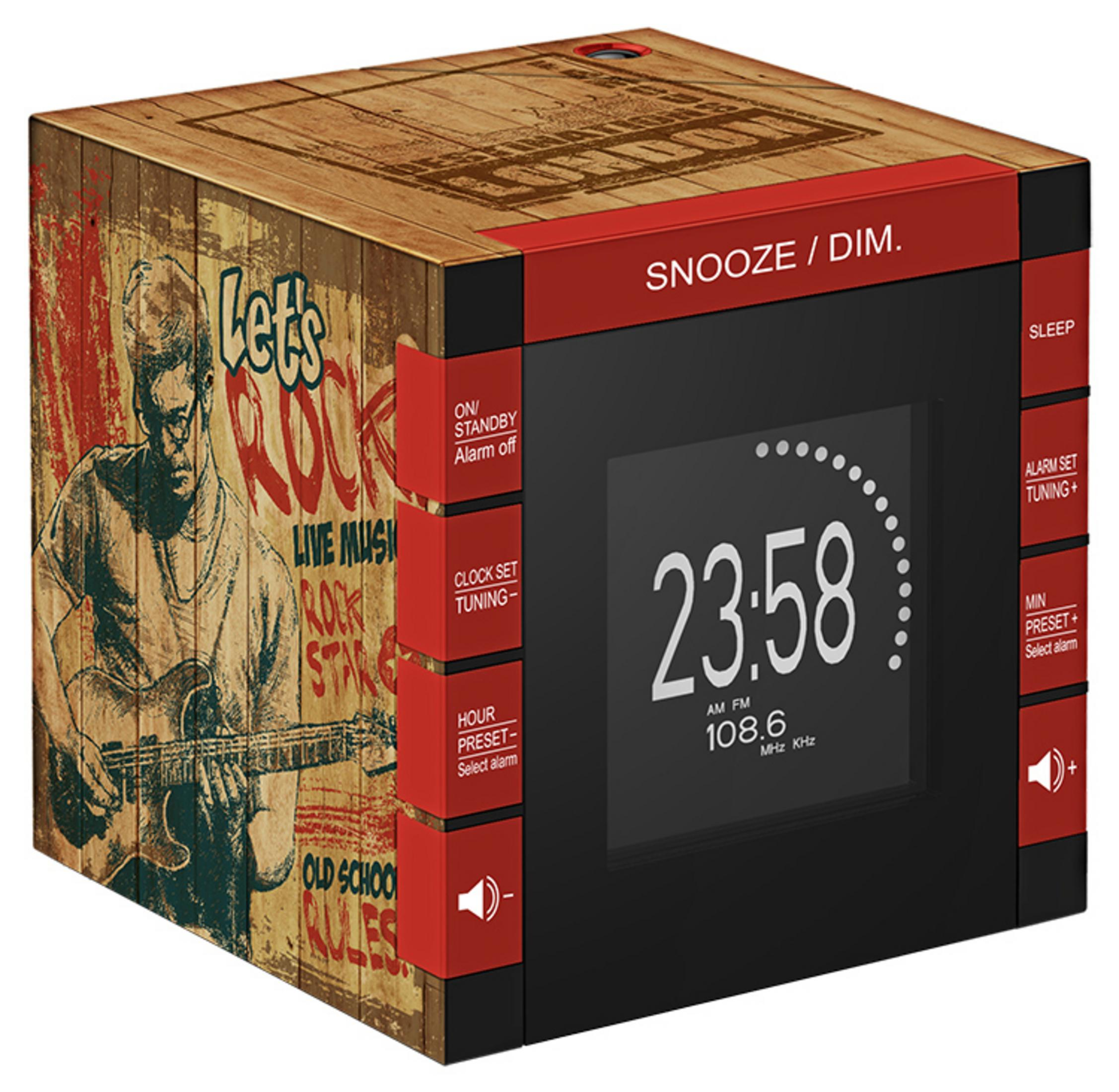 Zegar w kształcie kostki. Tarcza zegara pokazuje godzinę 23:58. Ma styl retro ze zdjęciami i tekstem.