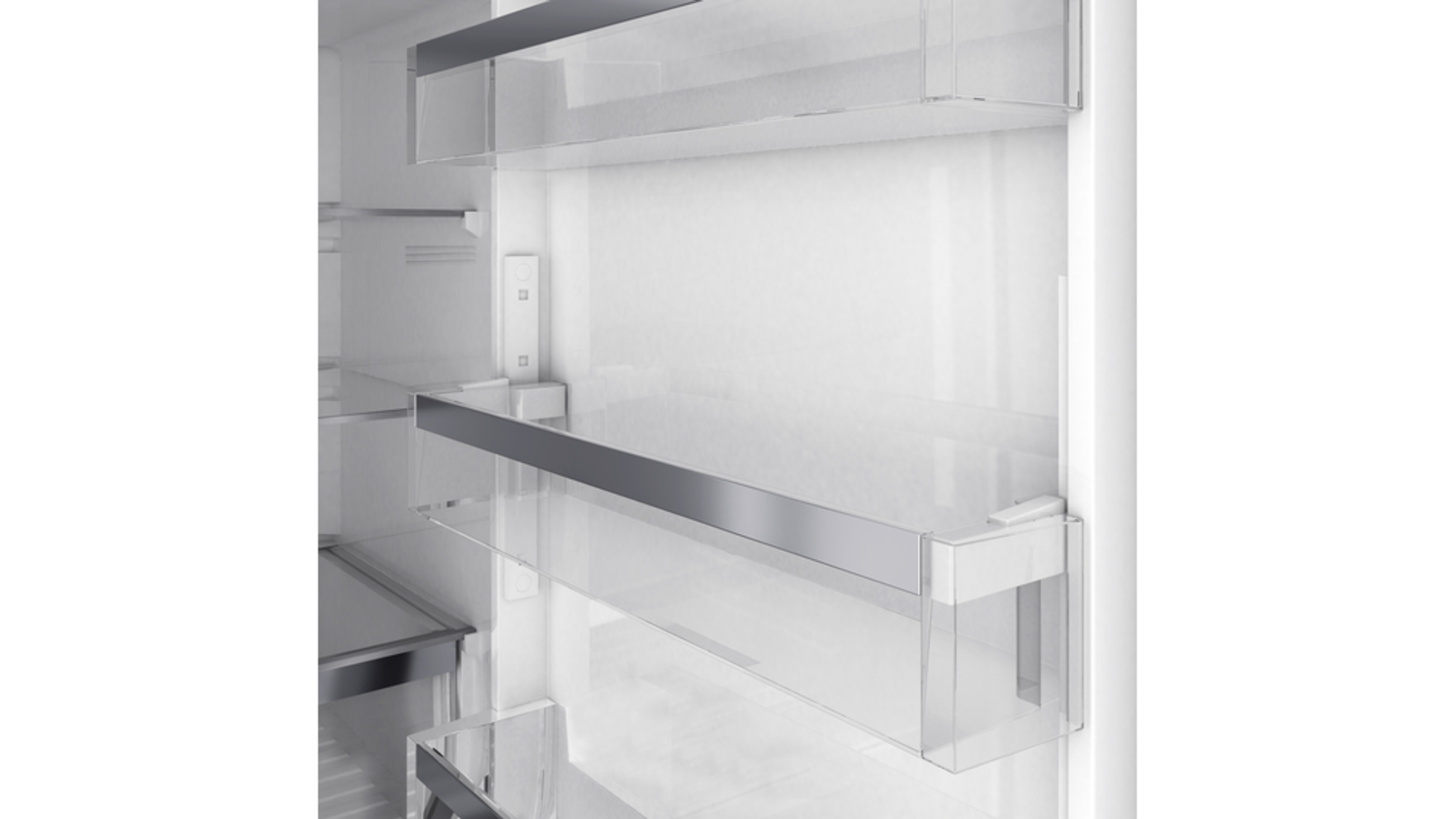 Vista interior de un refrigerador con estantes transparentes y detalles metálicos, vacío y limpio.