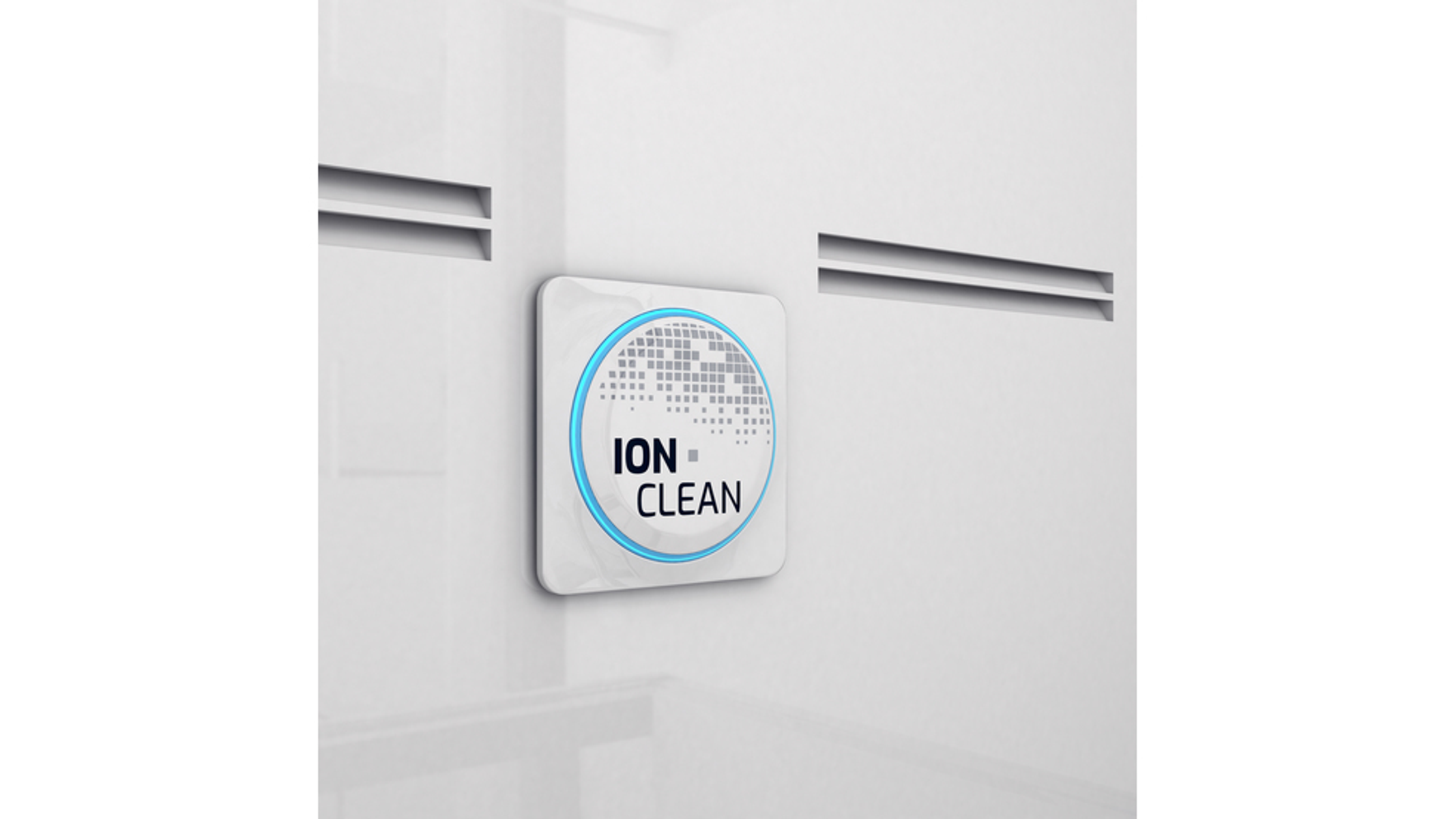 Duvarda mavi ve beyaz bir ION CLEAN etiketi bulunan beyaz bir buzdolabı içi.
