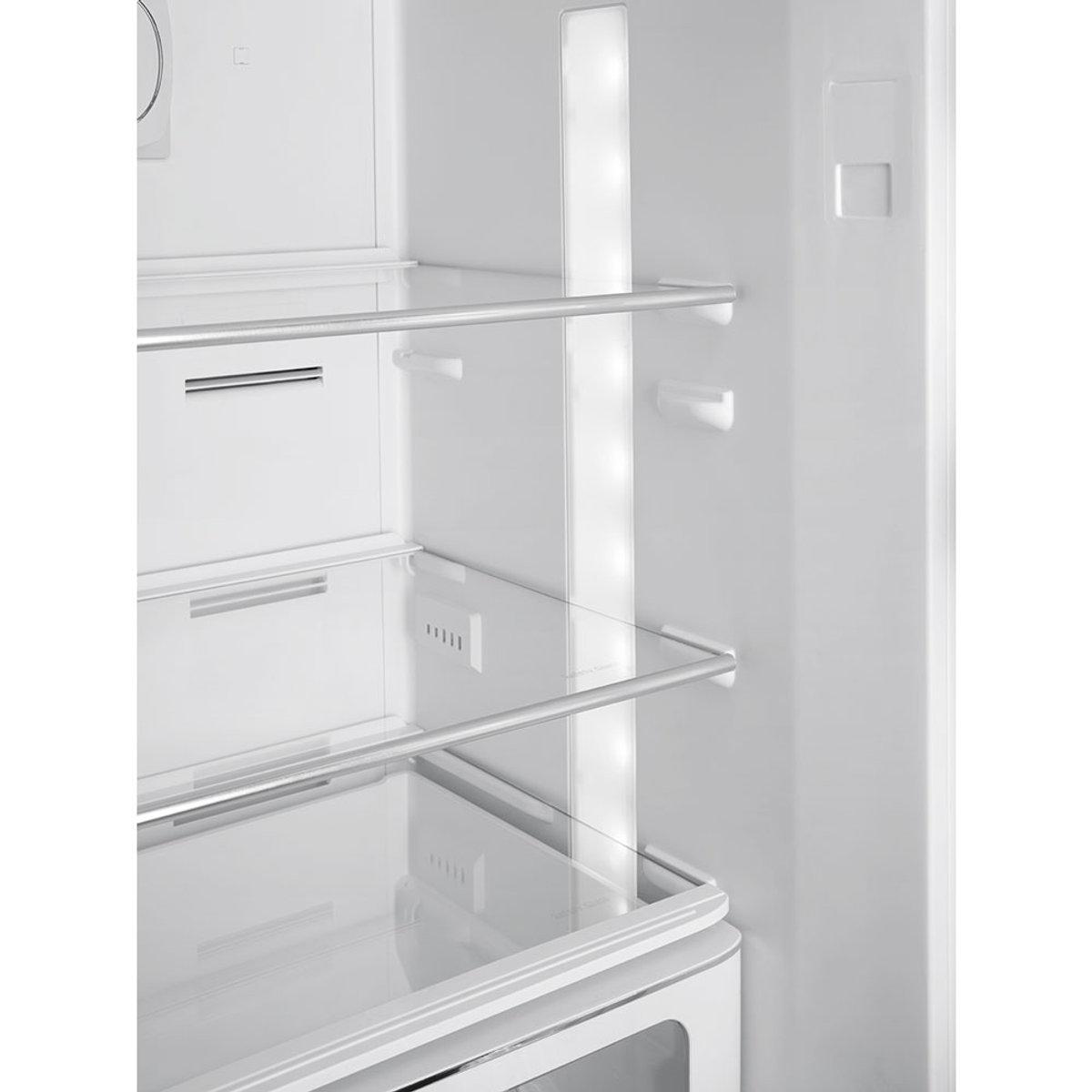 Interior de un refrigerador blanco con estantes de vidrio.