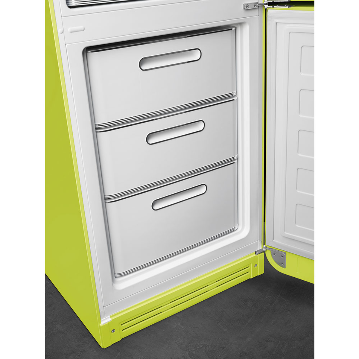 Refrigerador abierto con tres cajones dentro, exterior verde lima.