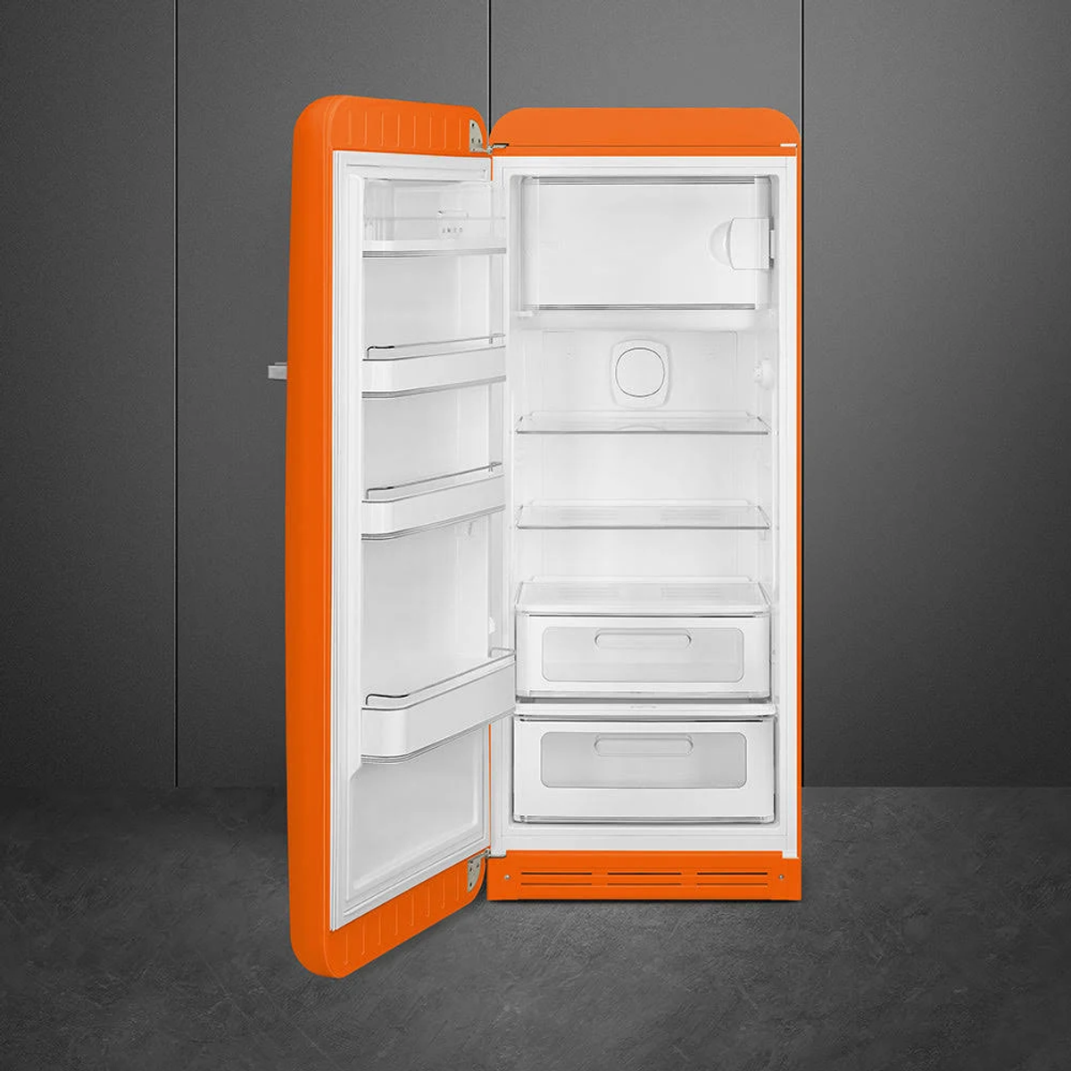 Frigorifero retrò arancione con la porta aperta. L'interno ha ripiani e cassetti. Sfondo grigio scuro.