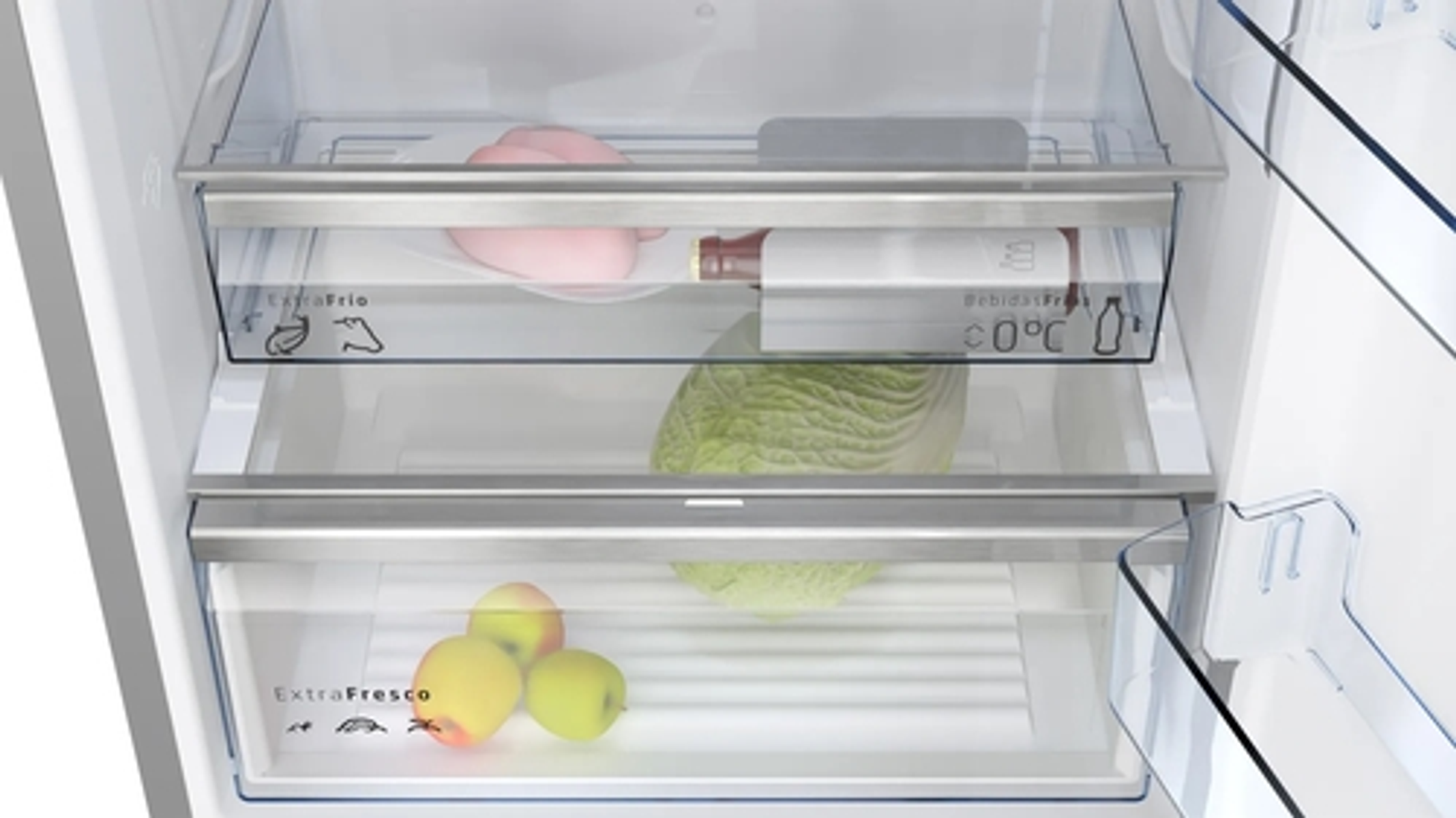 Wnętrze lodówki z dwiema półkami i szufladą wypełnioną produktami i butelką wina.