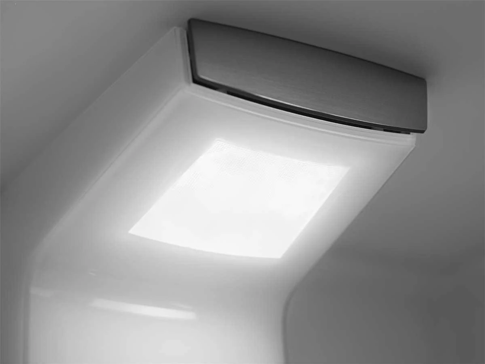 Helder witte armatuur. Metallic zilveren afwerking. Verlicht vierkant paneel.