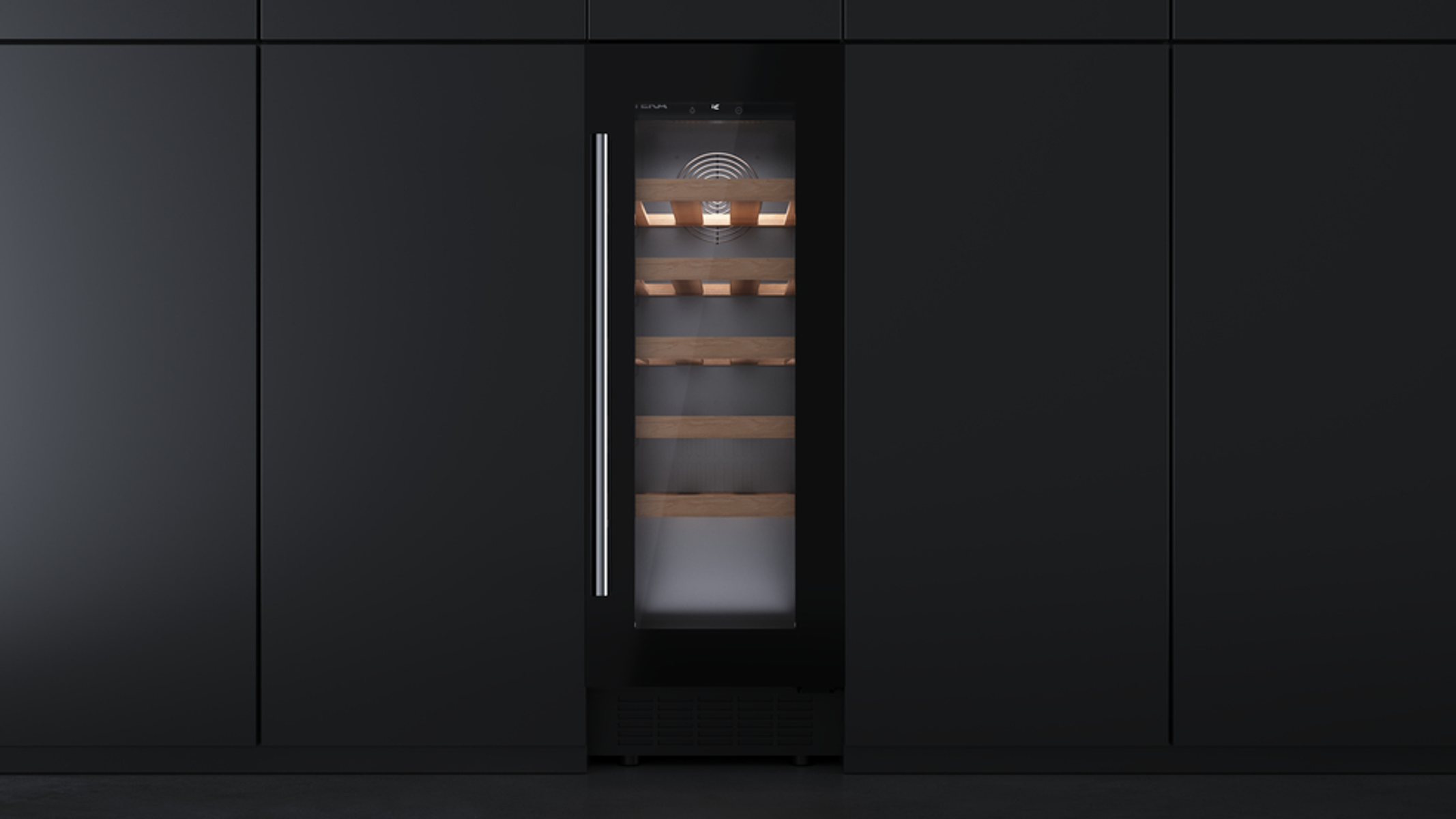 Czarna wbudowana chłodziarka do wina. Z przodu szklane drzwi, pokazujące butelki wina na drewnianych półkach.