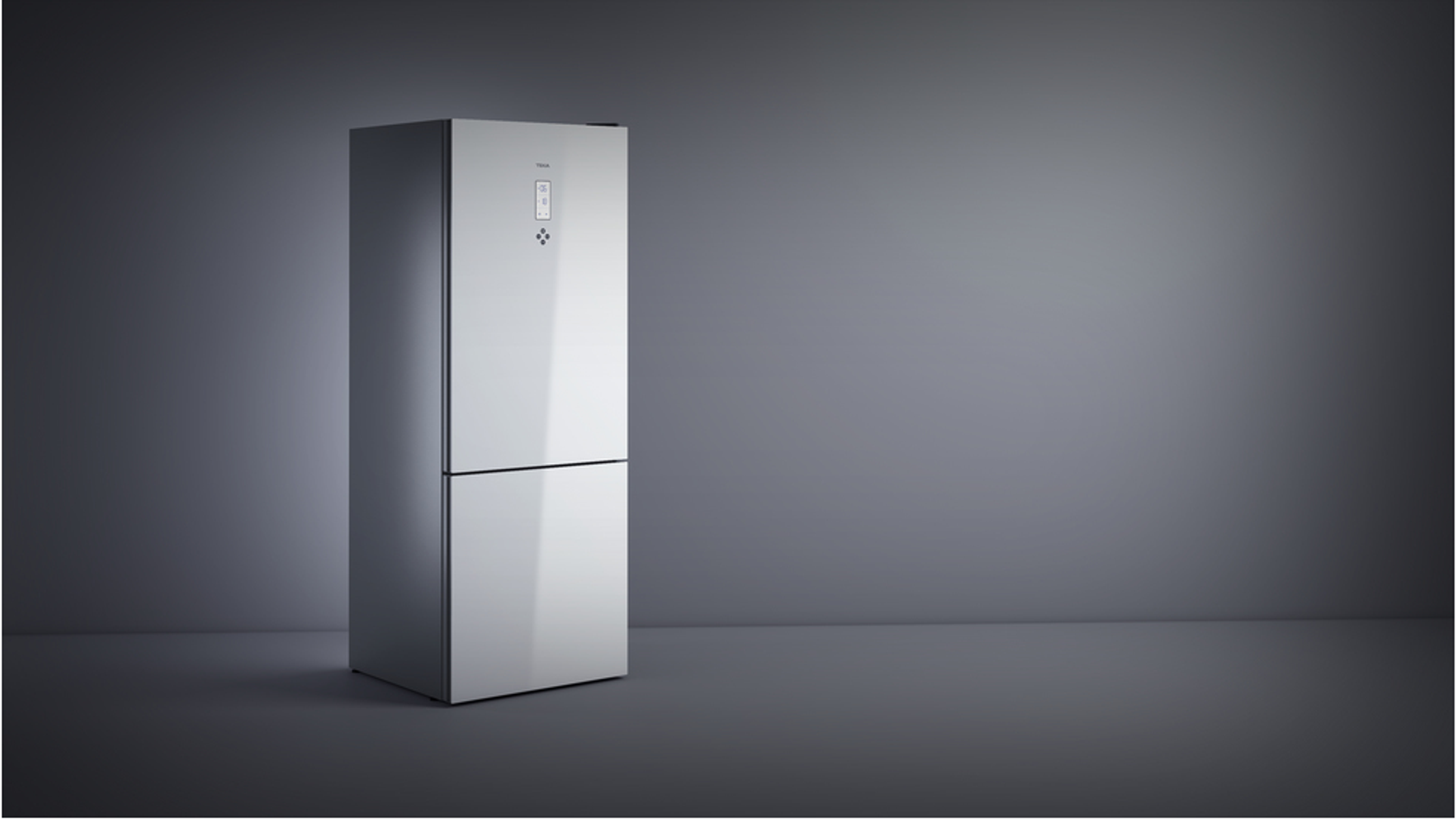 Un refrigerador plateado sobre un fondo gris con una pantalla y dos puertas.
