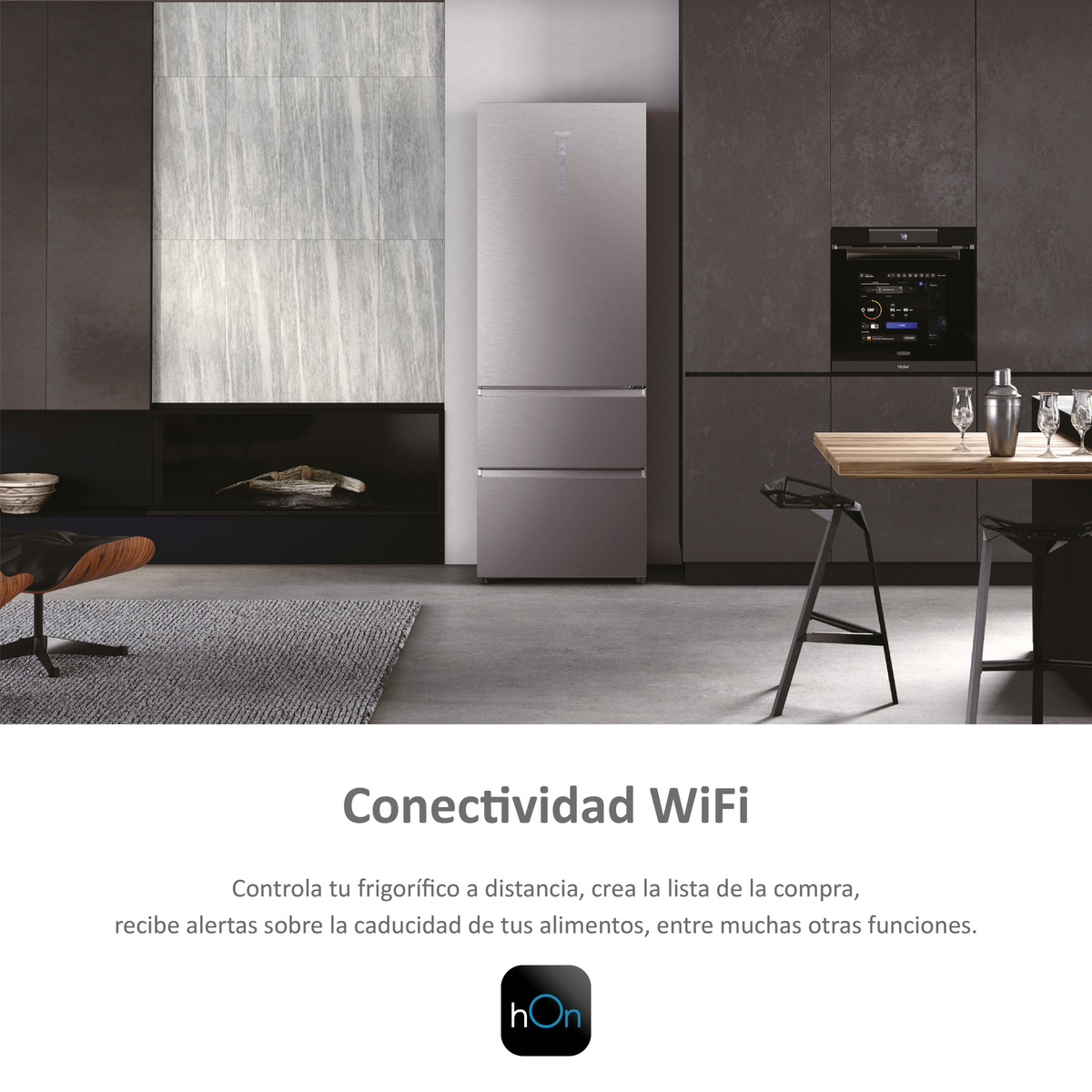 Una cucina moderna con un frigorifero e una sovrapposizione di testo che indica la connettività WiFi.
