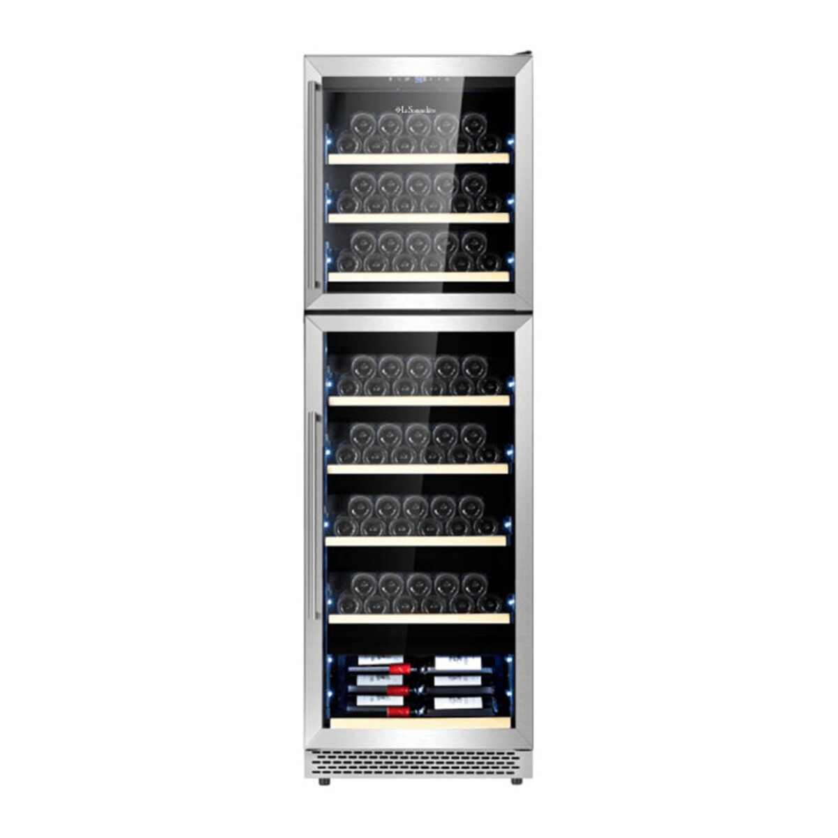 Una vinoteca alta de acero inoxidable con puertas de cristal y estantes con botellas de vino.
