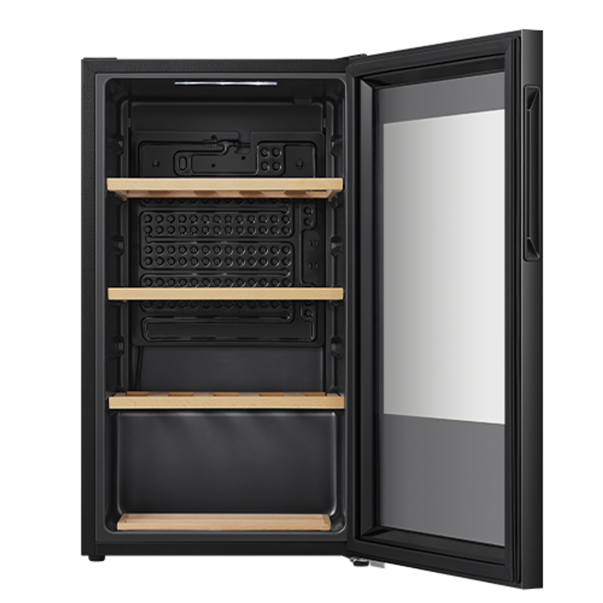 Cantinetta nera con la porta aperta, rivela ripiani in legno e illuminazione interna.