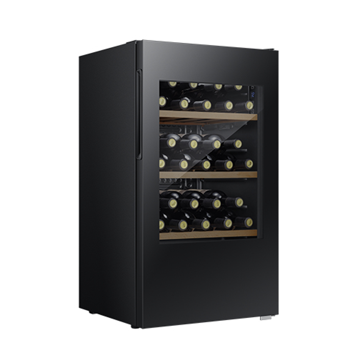 Cantinetta nera con porta a vetri. Ha più ripiani con bottiglie all'interno ed è su una superficie bianca.
