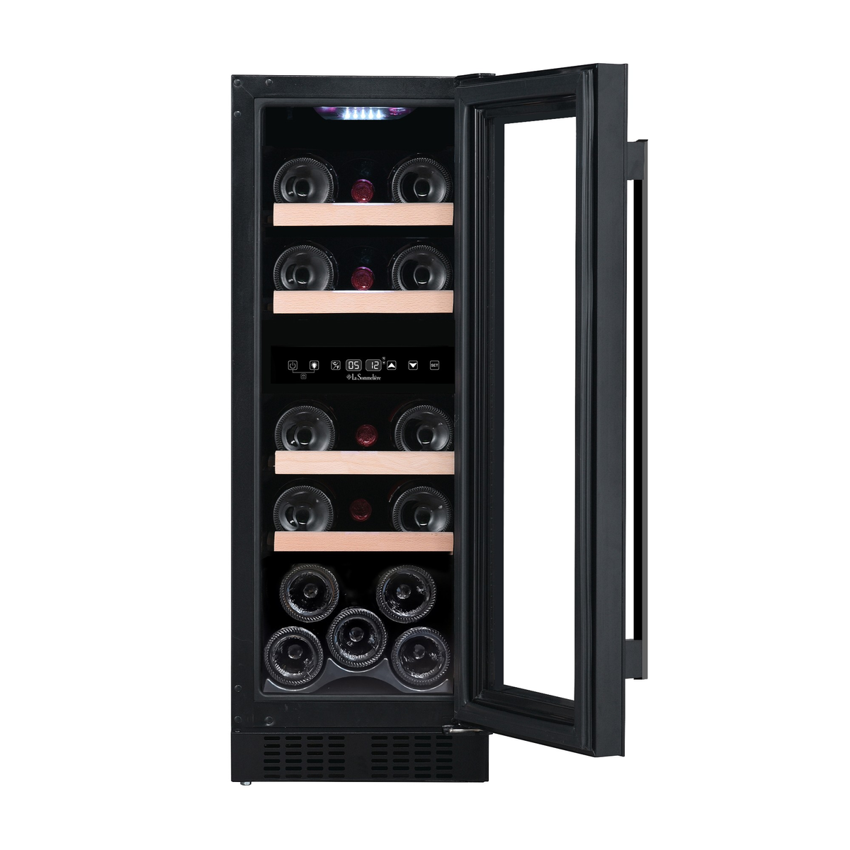 Una vinoteca negra con puerta de cristal, llena de botellas de vino, abierta hacia la derecha.