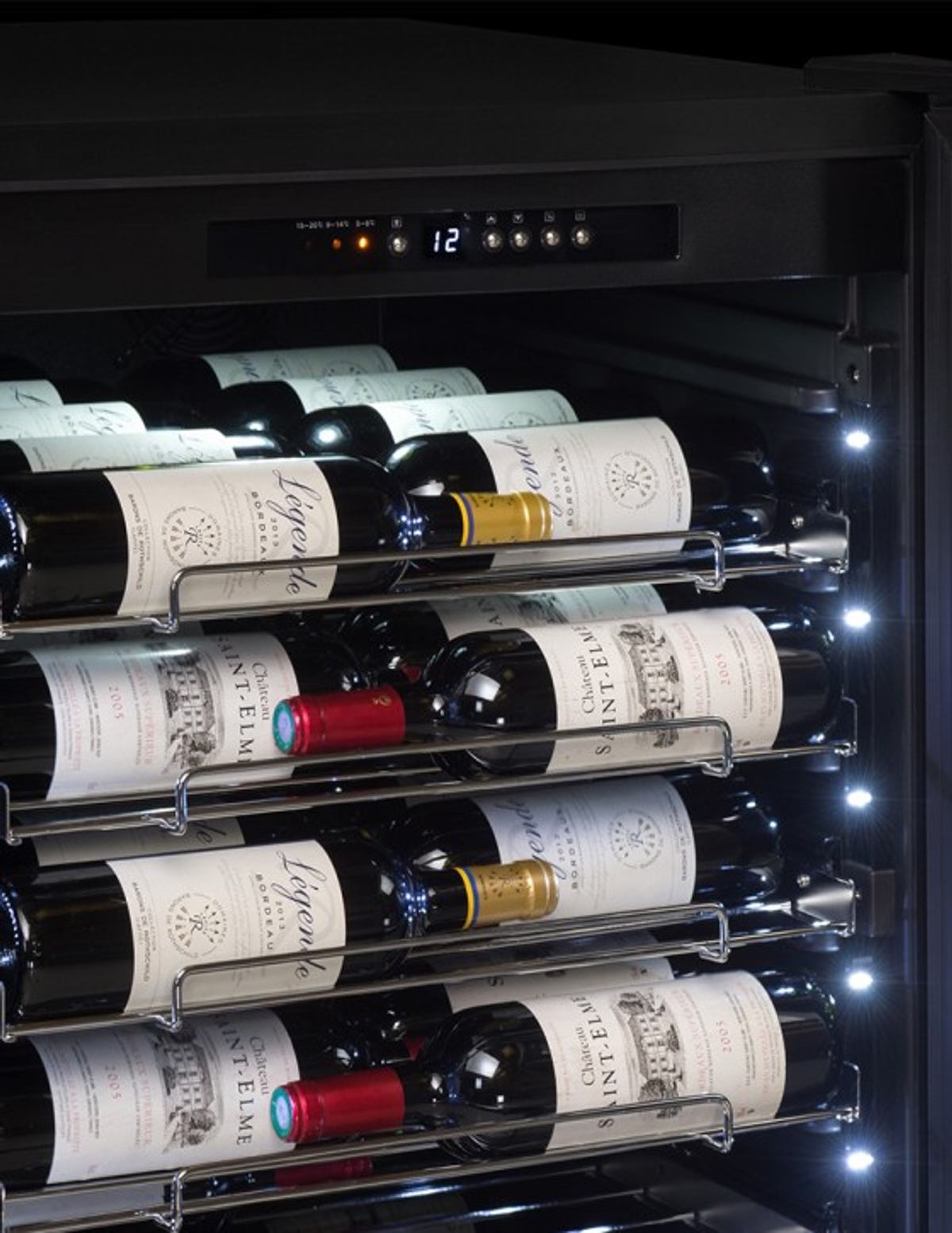 Interior de una vinoteca, mostrando botellas de vino iluminadas en estantes, con una pantalla de temperatura digital.
