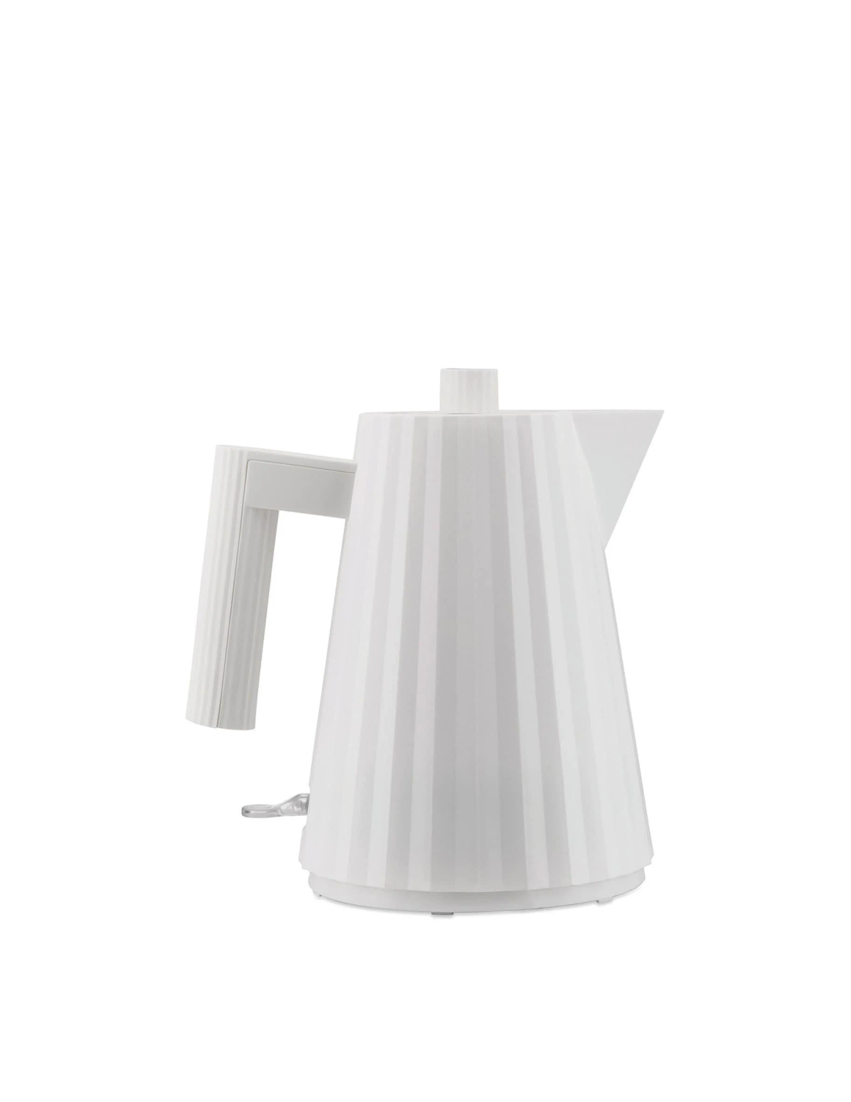 Bollitore elettrico bianco. Ha un design verticale con scanalature e un manico.