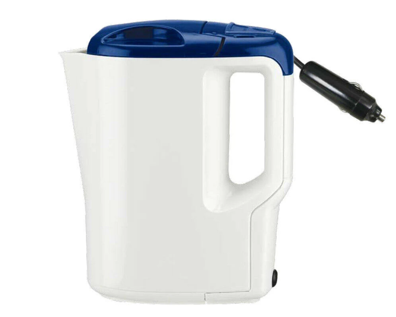 Hervidor de viaje blanco y azul con tapa azul y enchufe negro. Aislado sobre blanco.