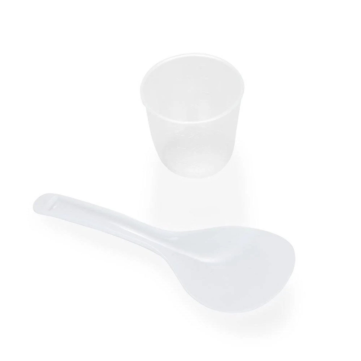 Due misurini in plastica trasparente e un cucchiaio su sfondo bianco.
