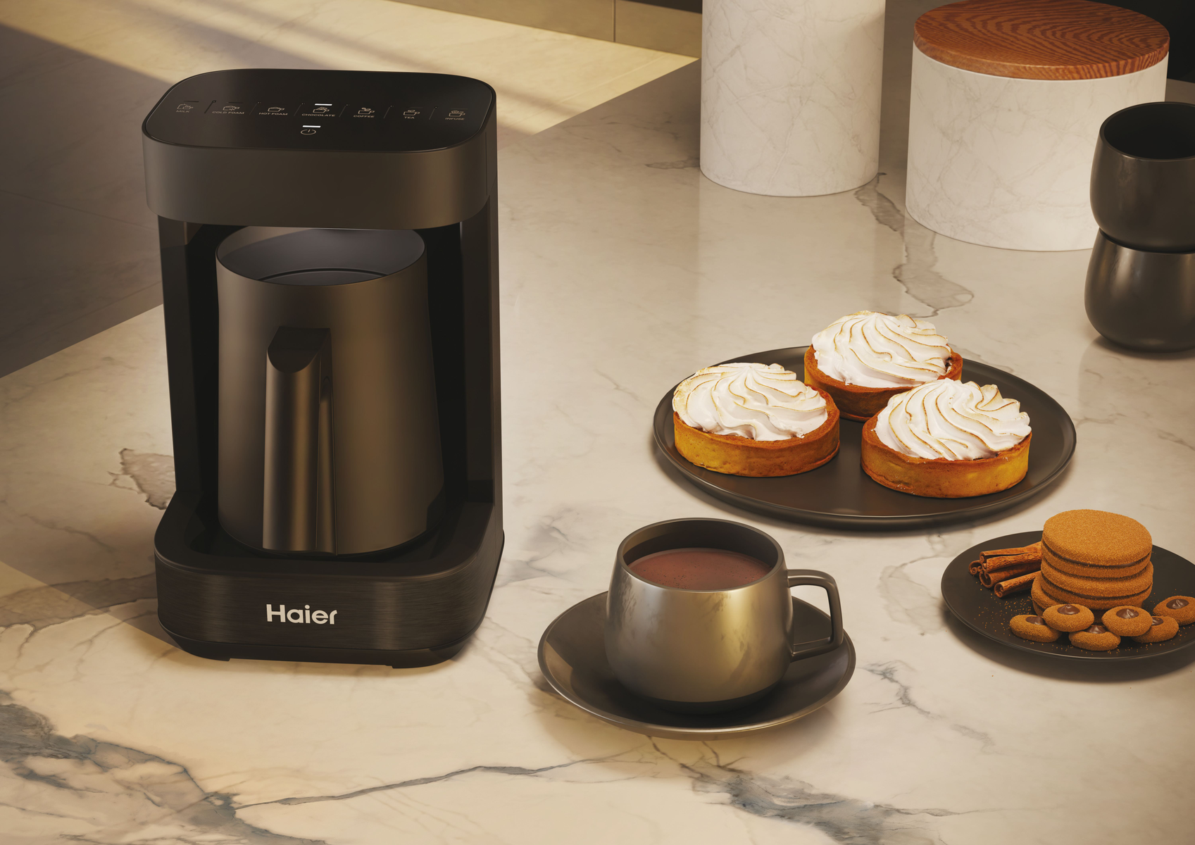 Macchina da caffè nera con tazza e pasticcini su una superficie di marmo.