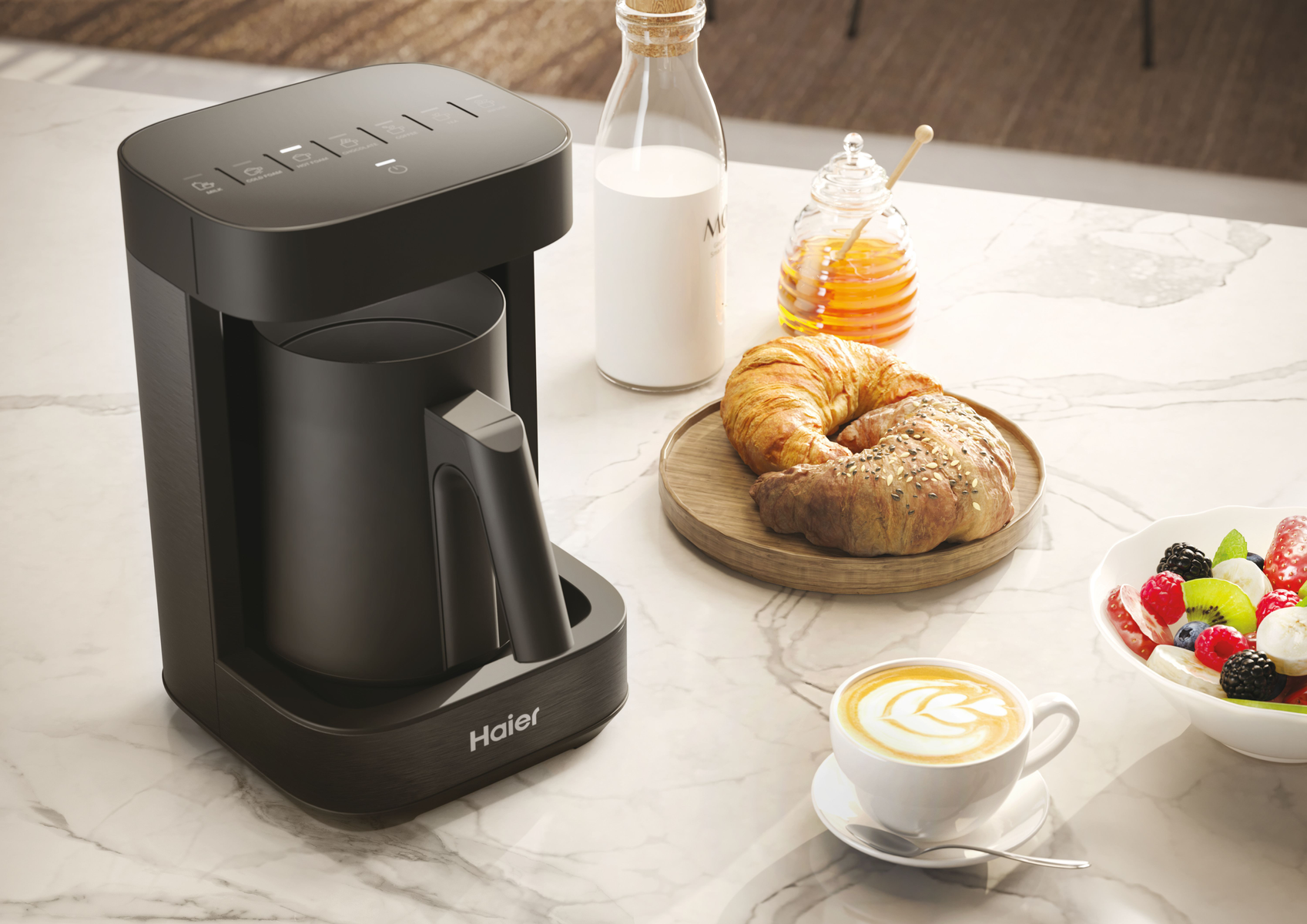 Macchina da caffè nera con elementi per la colazione: croissant, miele, latte e frutta.