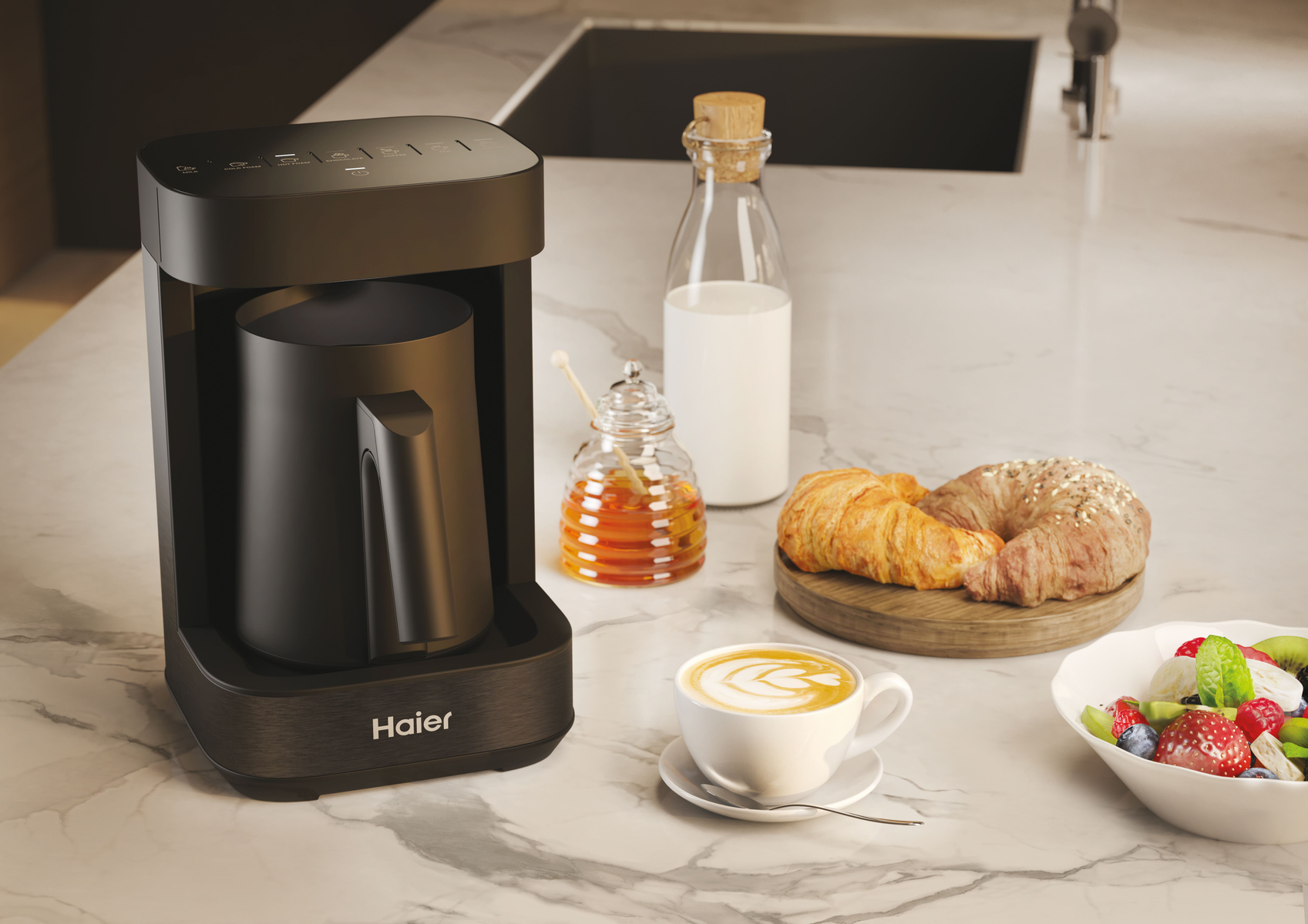 Macchina da caffè, tazza di caffè, croissant, latte, miele e ciotola di frutta sul bancone.