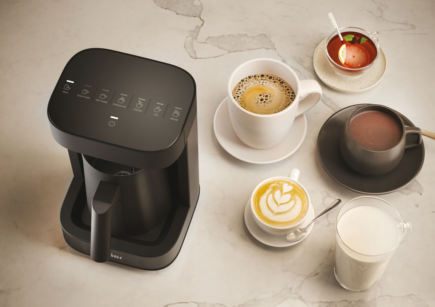 Macchina da caffè con caffè, latte, tè e altre bevande, presentate su una superficie di marmo.