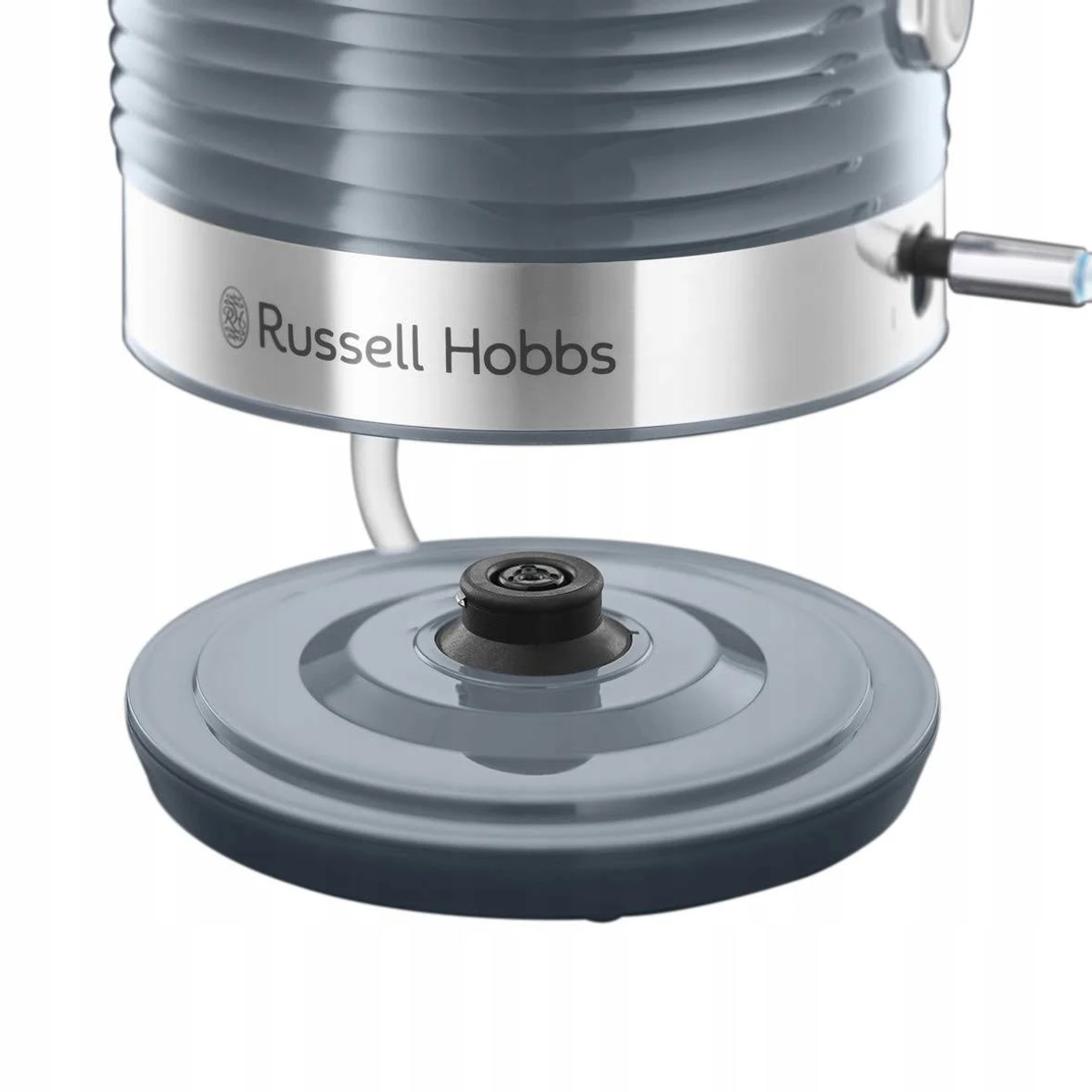 Primo piano di un bollitore blu e argento con il logo Russell Hobbs.