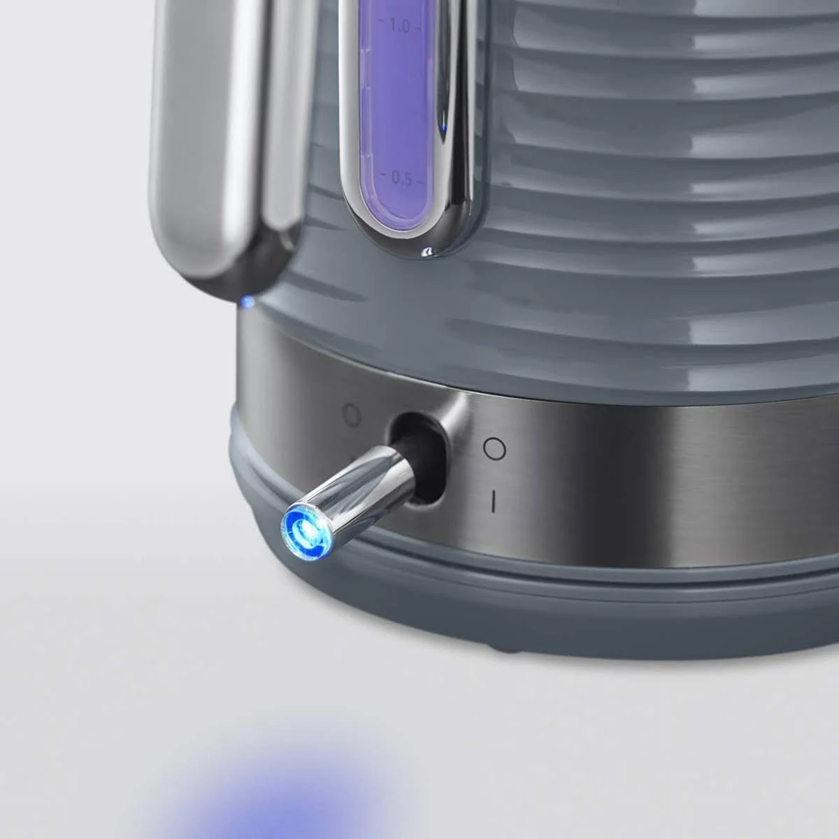 Primo piano di un bollitore elettrico grigio con una luce blu.