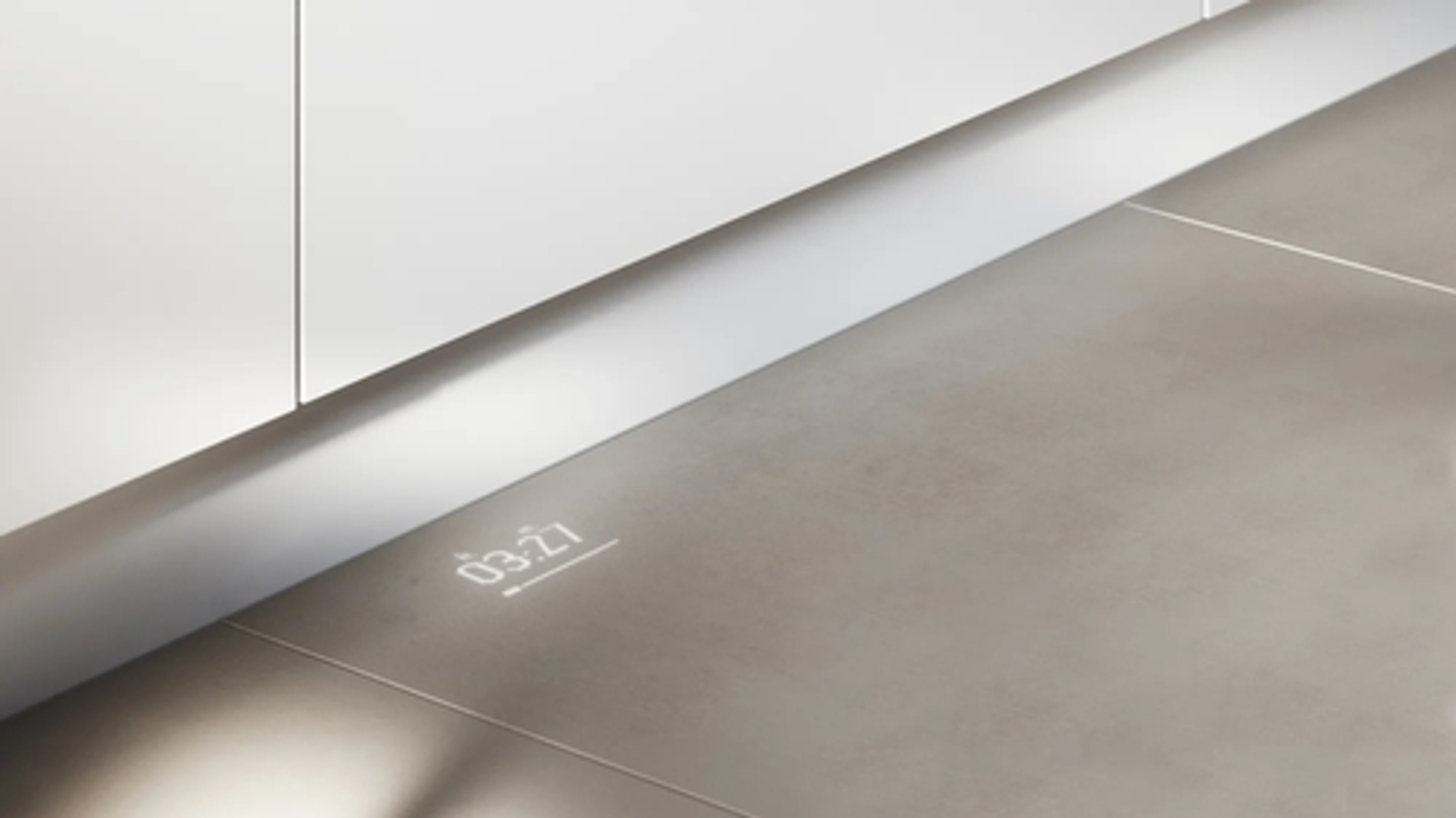 Podłoga w kuchni ze zmywarką wyświetlającą timer. Timer wskazuje 03:21.