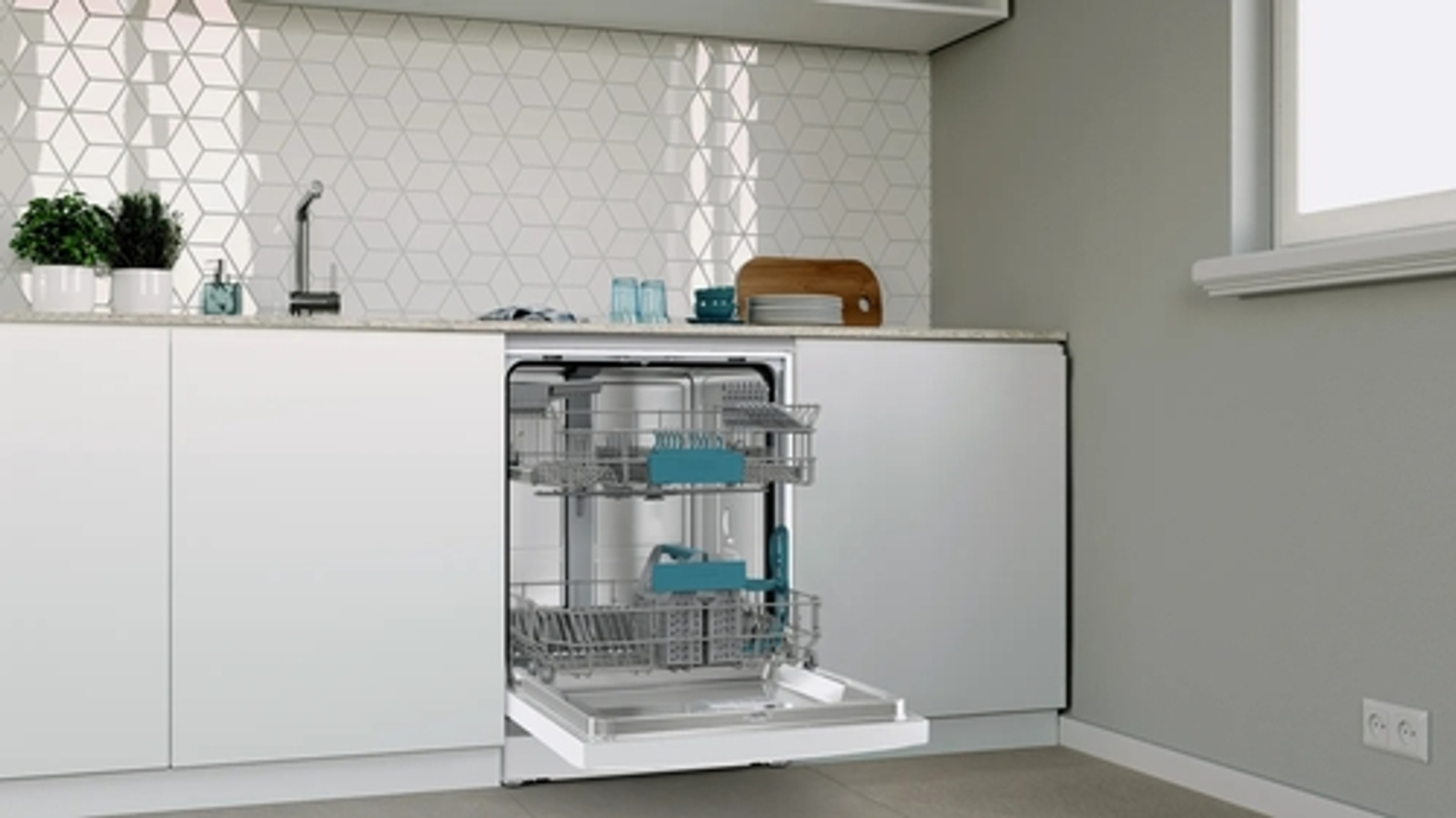 Lavavajillas en una cocina blanca con la puerta abierta.