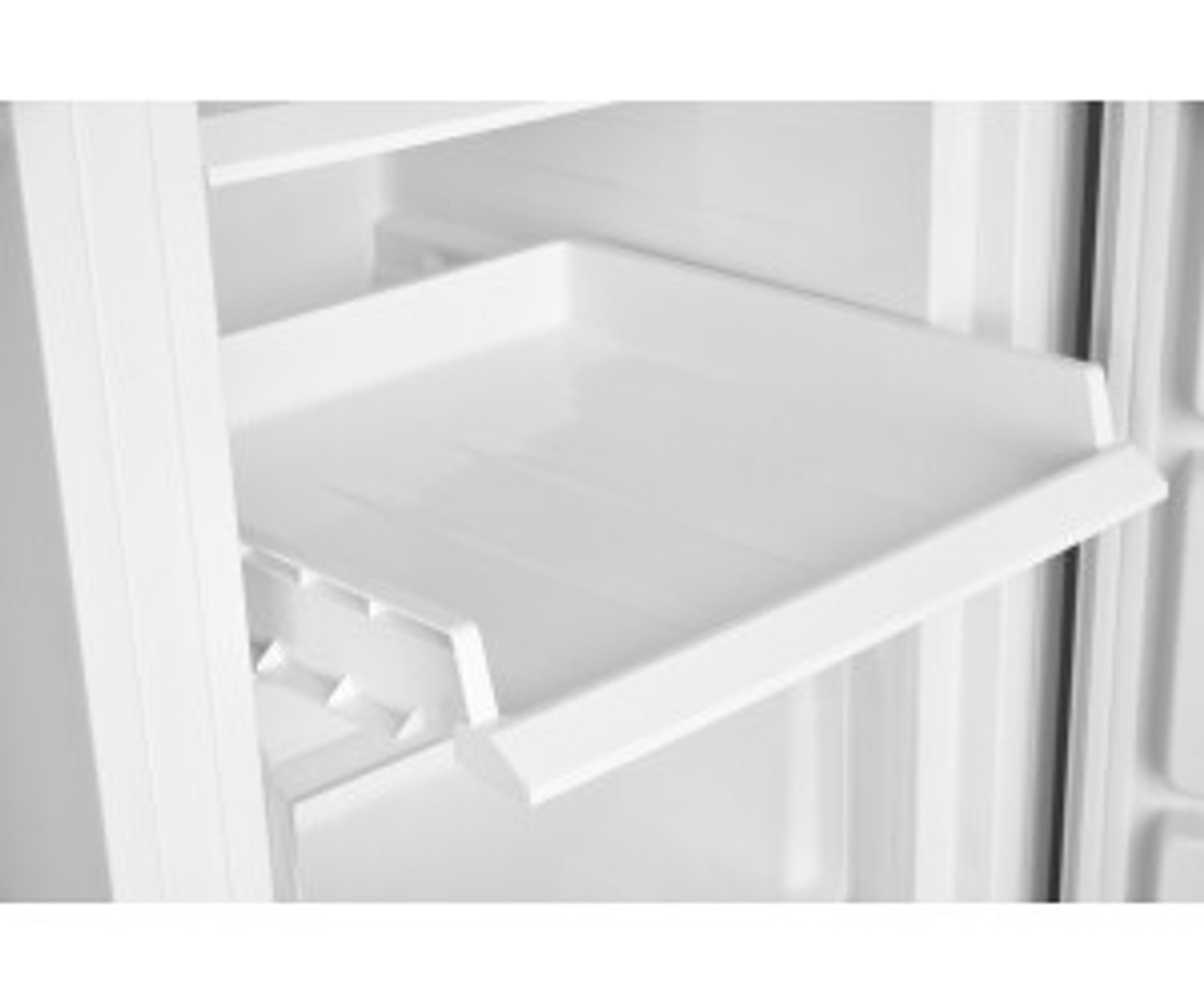 Primer plano de un estante interior de refrigerador. El estante es blanco y está vacío.