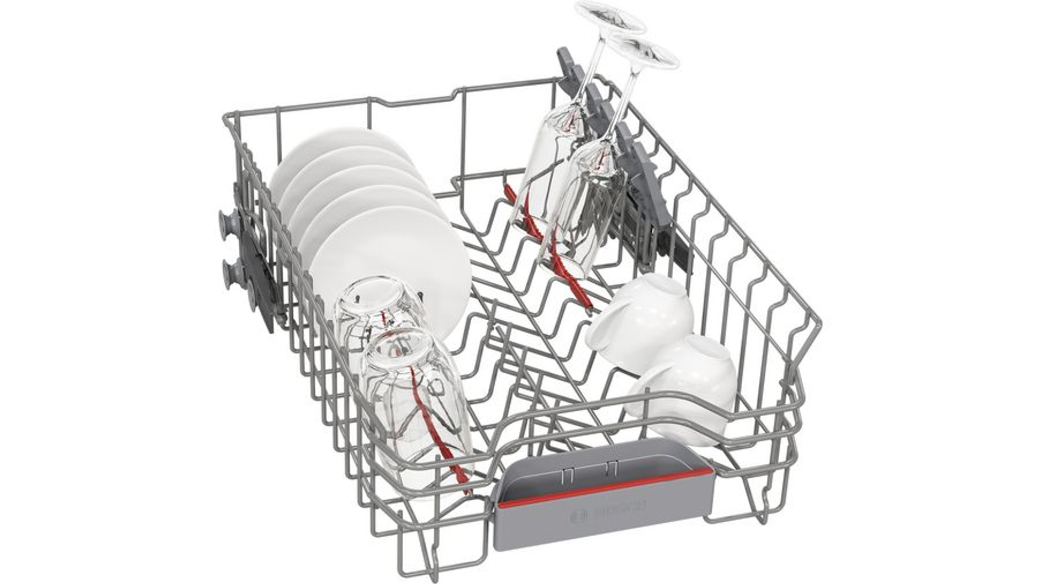 Koszyk zmywarki z białymi talerzami, kieliszkami do wina i filiżankami. Przedmioty są ułożone w metalowej ramie.