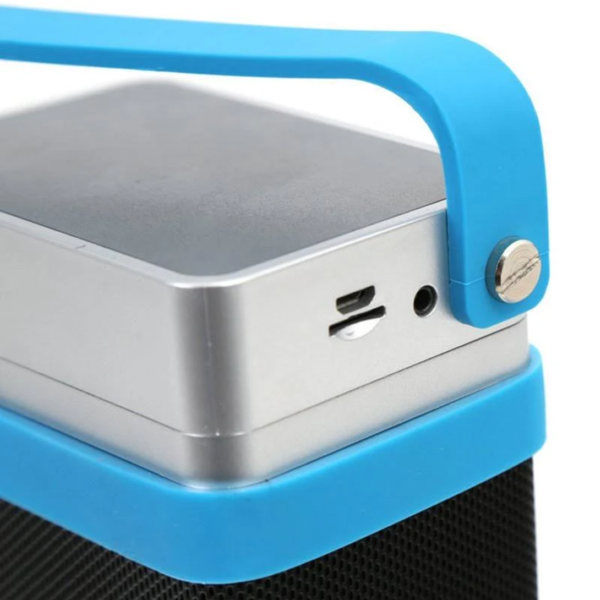 Un pequeño altavoz plateado y negro con asa azul y detalles de puertos.