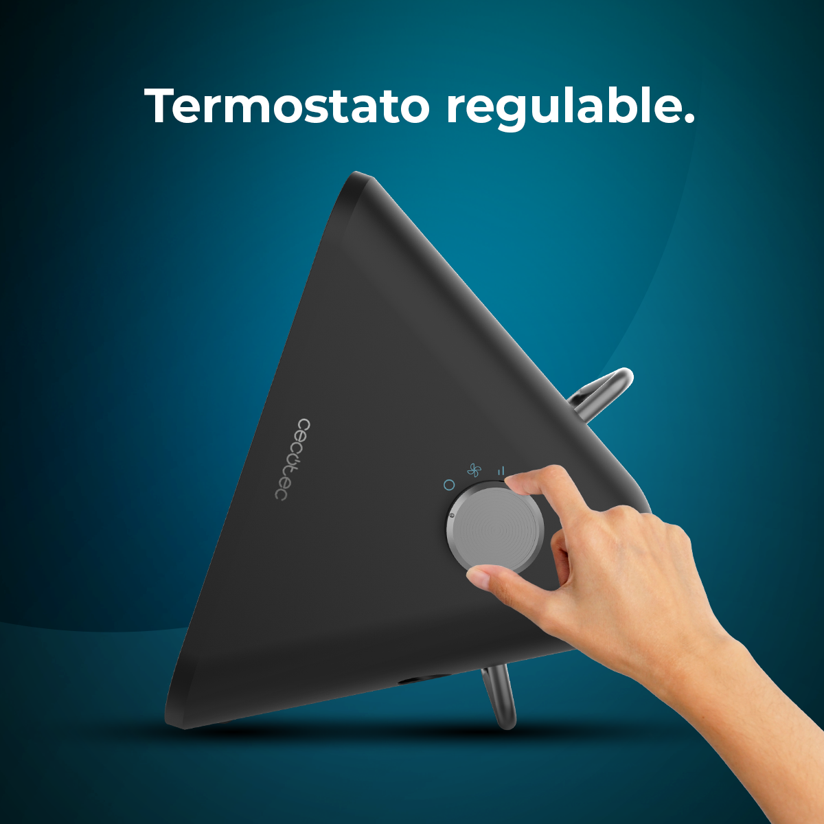Mano regola il termostato su un riscaldatore nero a forma triangolare.
