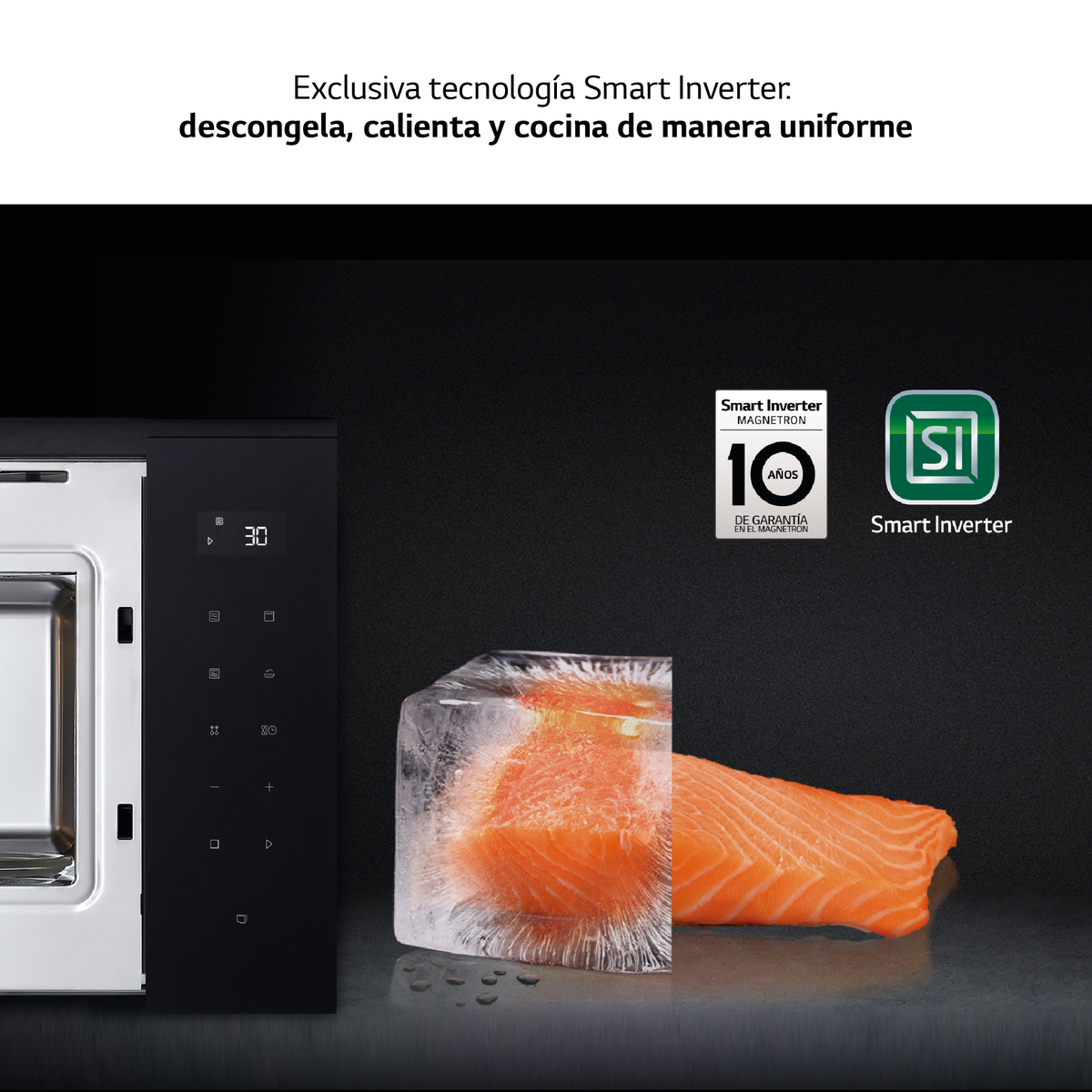 Forno a microonde con salmone congelato e un pezzo di salmone fresco accanto, con testo.