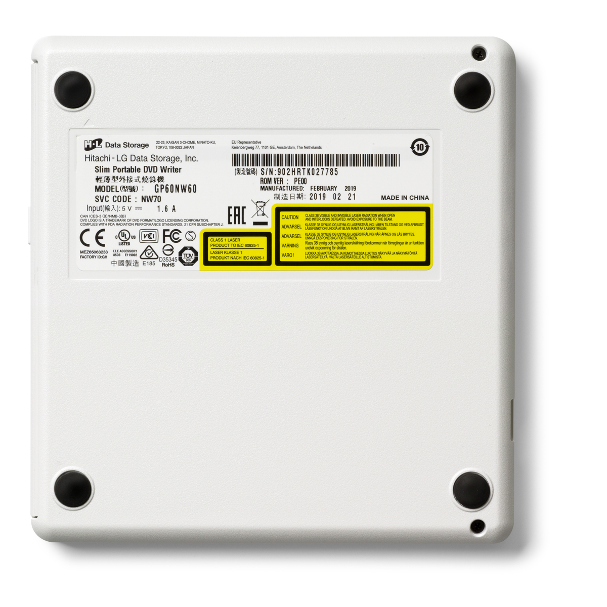 La parte trasera de una grabadora de DVD Hitachi-LG Data Storage blanca con etiquetas y logotipos.