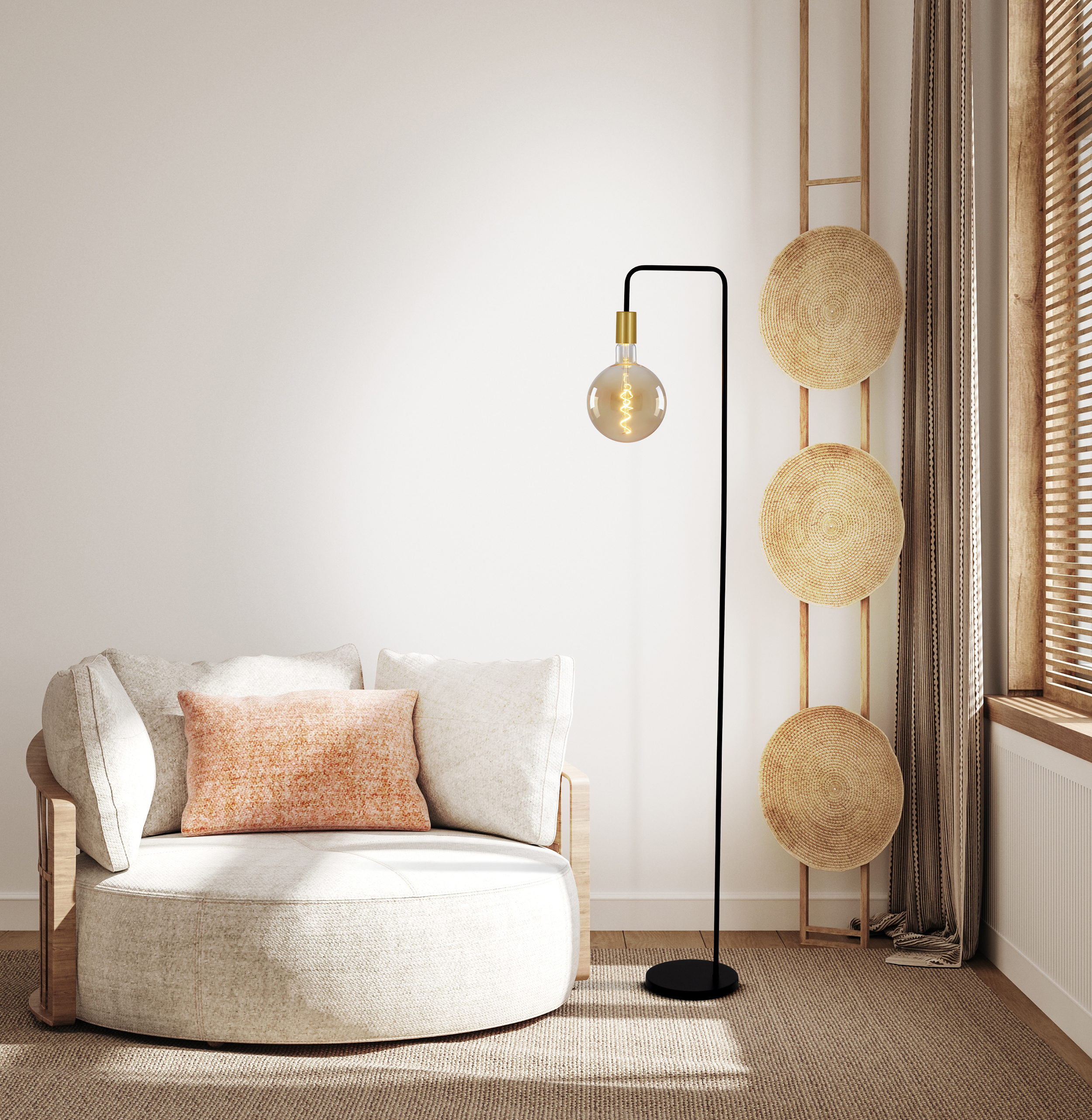 Eine gemütliche Innenszene mit einem Sessel, einer Stehlampe mit Glühbirne und dekorativen Wandbehängen.
