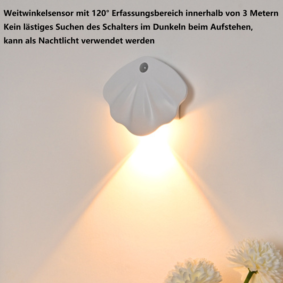 Wandmontiertes, weißes muschelförmiges Nachtlicht, das ein warmes Licht ausstrahlt.