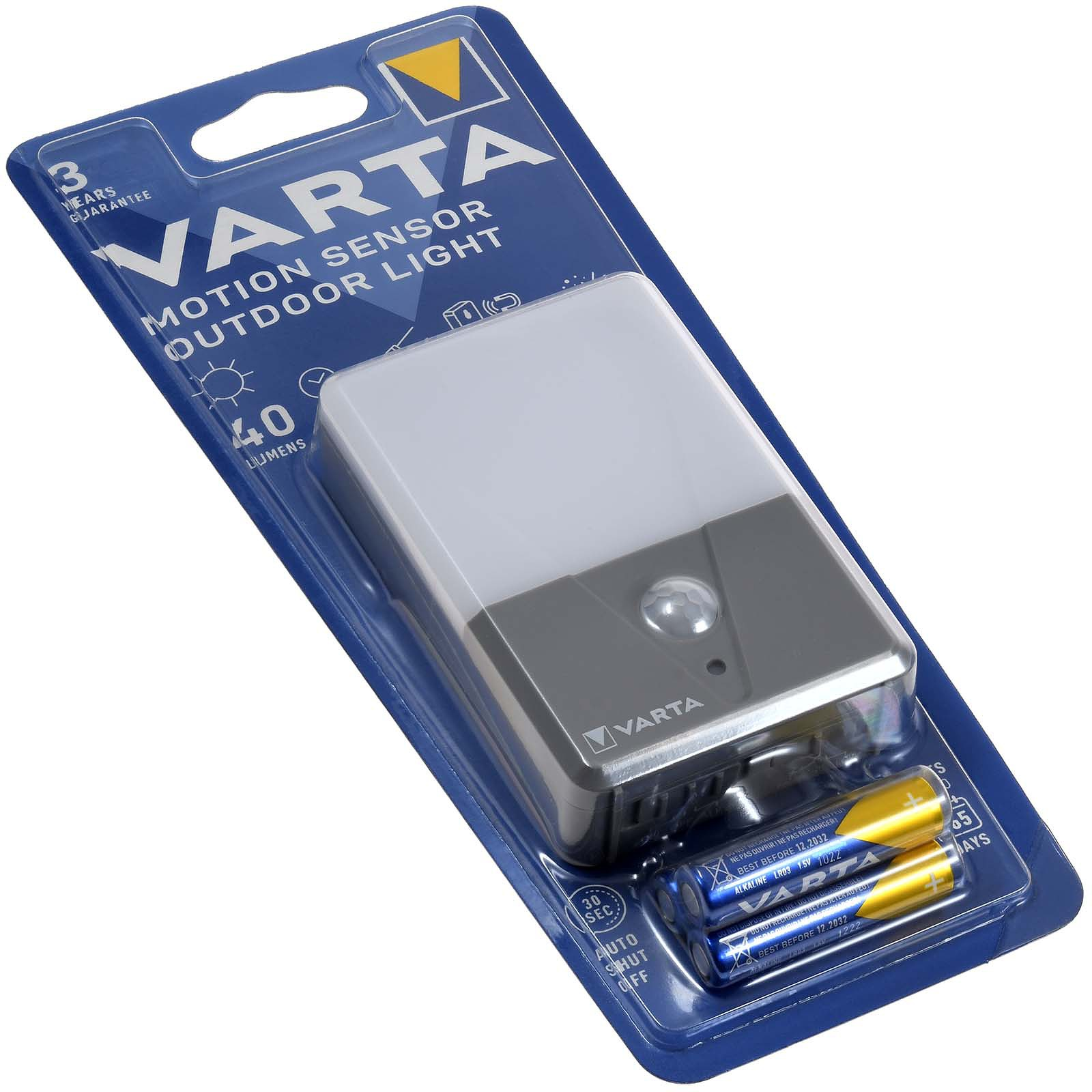 Ein Varta Außenlicht mit Batterien. Es befindet sich in einer Verpackung und hat einen Bewegungssensor.