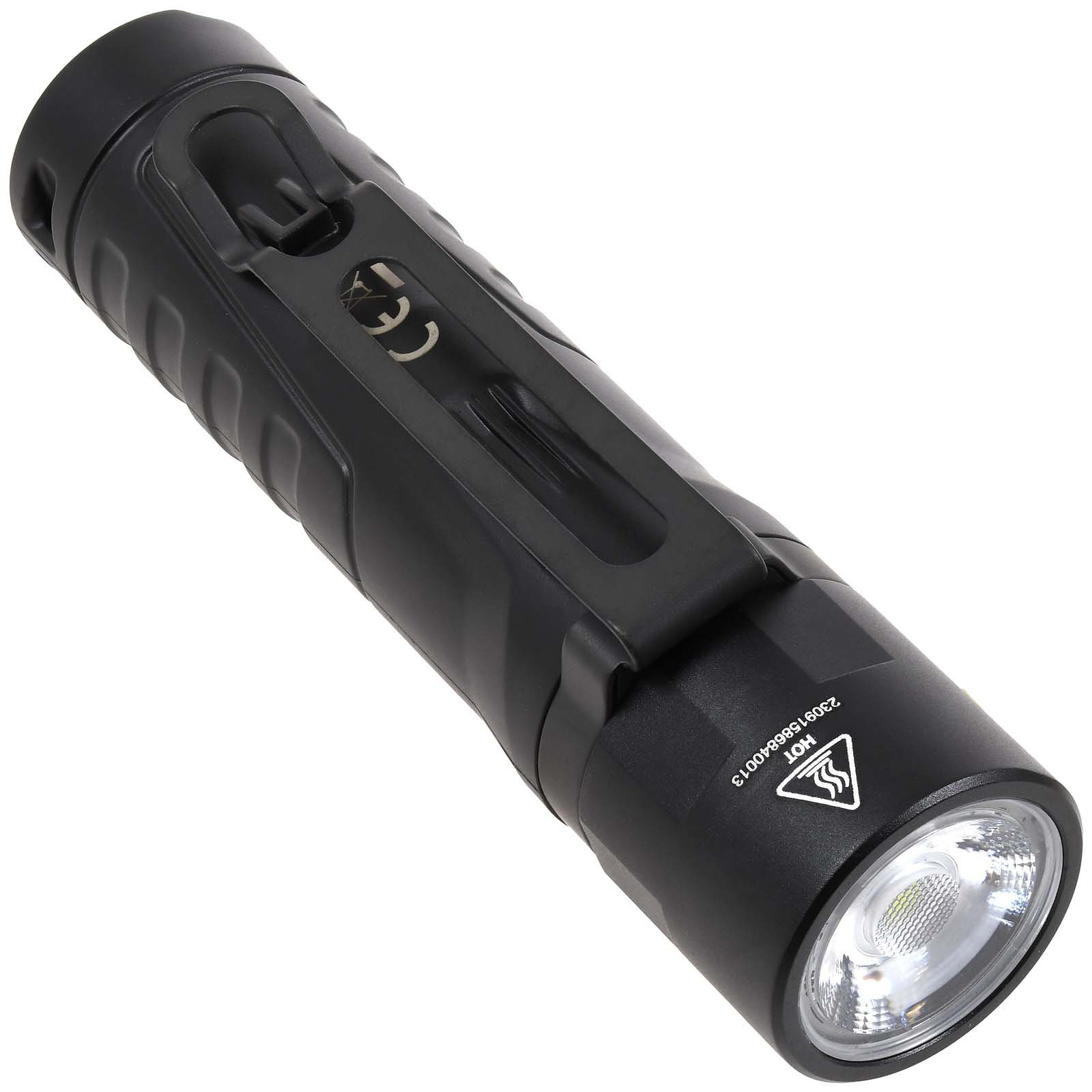 Eine schwarze Taschenlampe mit Clip. Das Licht ist an und die Warnung vor heißer Oberfläche ist sichtbar.