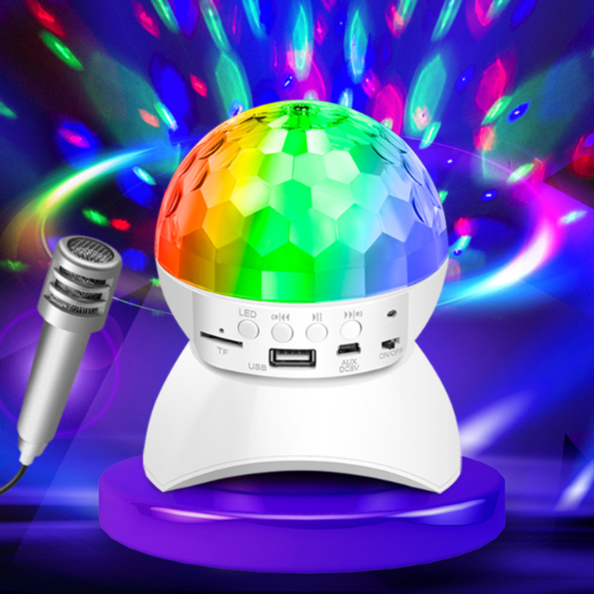 Ein Discokugel-Lautsprecher mit Mikrofon. Er projiziert bunte Lichter. Lila Basis mit weißem Ständer.
