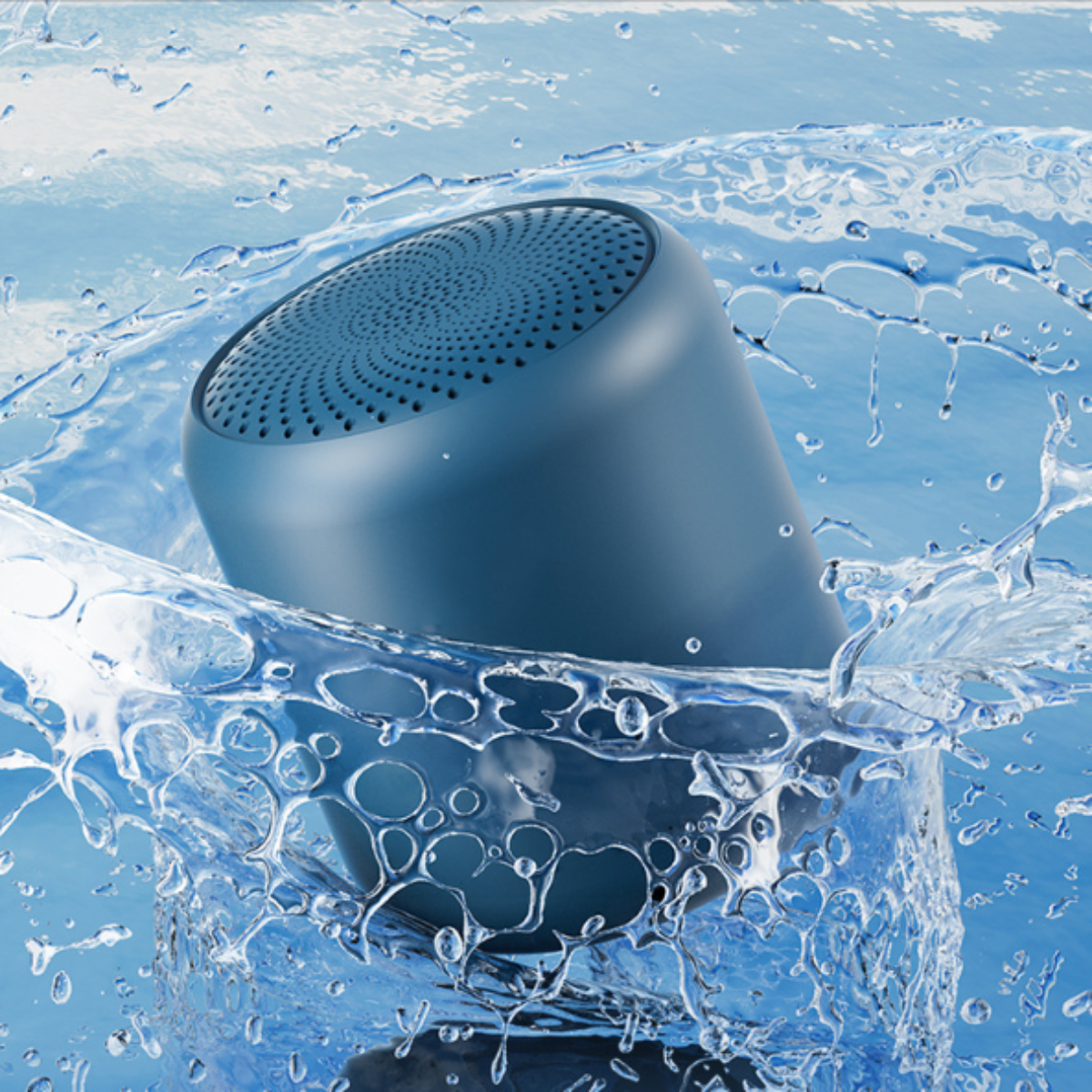 Blauer Lautsprecher im Wasserspritzer. Wassertropfen umgeben den Lautsprecher. Der Hintergrund ist blau.