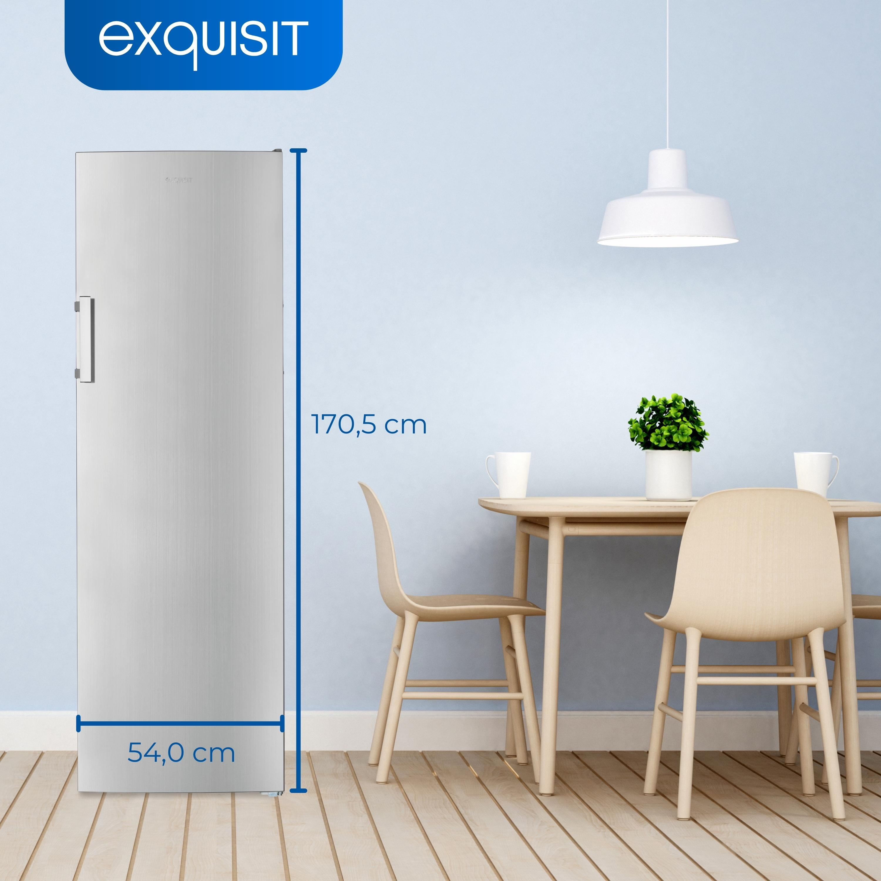 Refrigerador de acero inoxidable y pared azul, con mesa y sillas de madera.