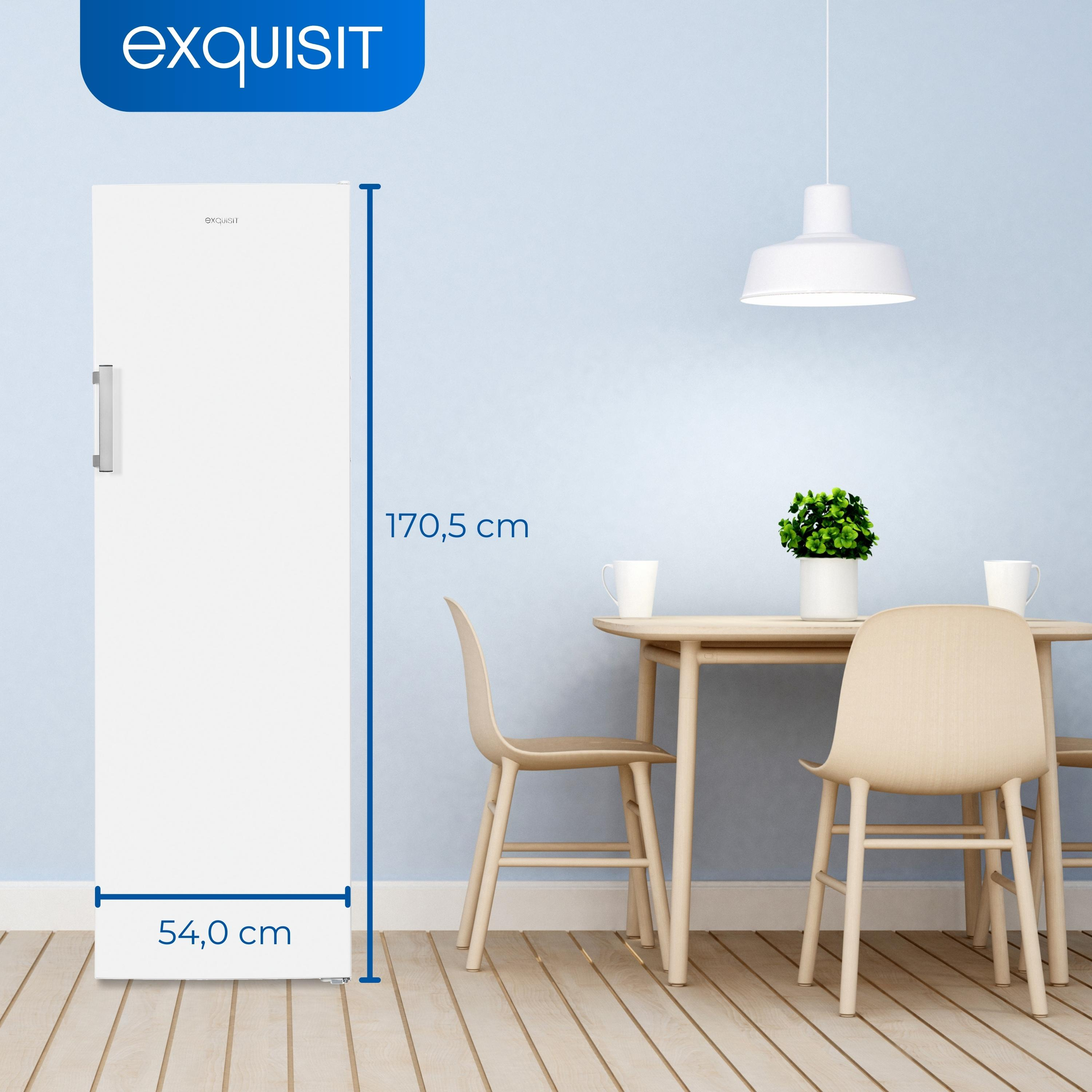 Un frigorífico blanco con dimensiones etiquetadas. Está en una habitación con una mesa, sillas y una lámpara colgante.