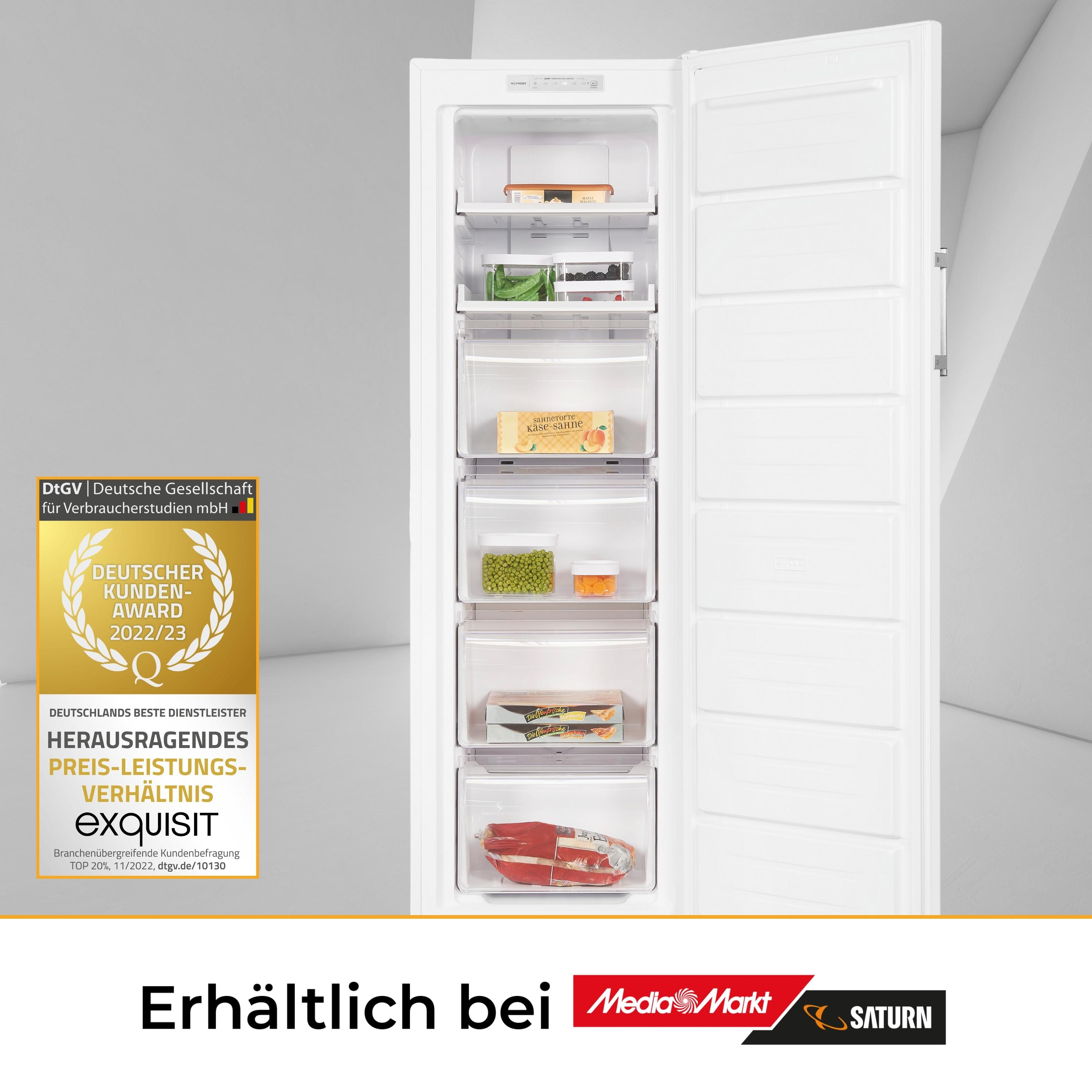 Un frigorífico con la puerta abierta, mostrando estantes con productos alimenticios. Un sello dorado con texto en el lado izquierdo.