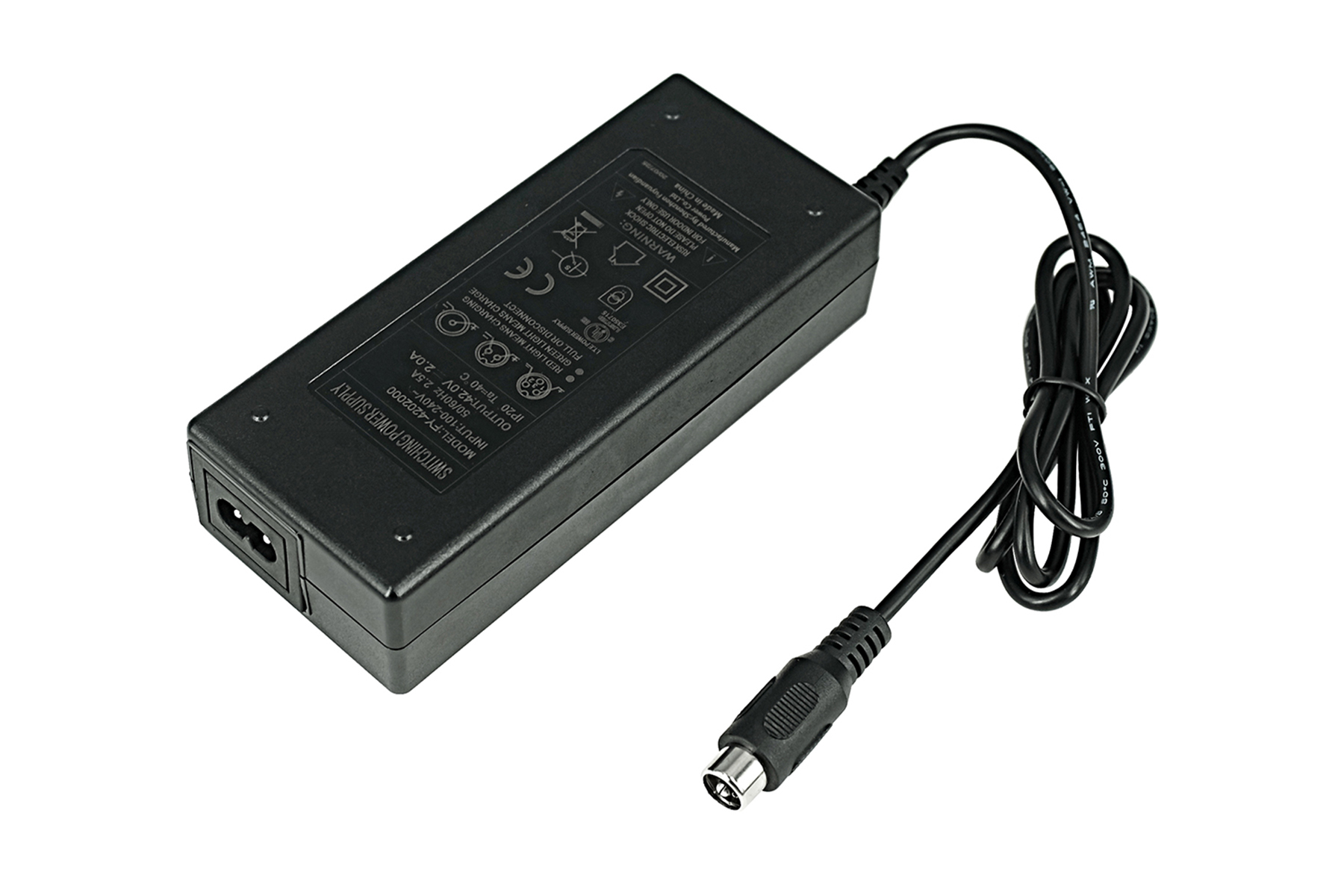 Schwarzes Netzteil mit angeschlossenem Kabel, auf weißem Hintergrund. Es hat einen Stecker und ist rechteckig.