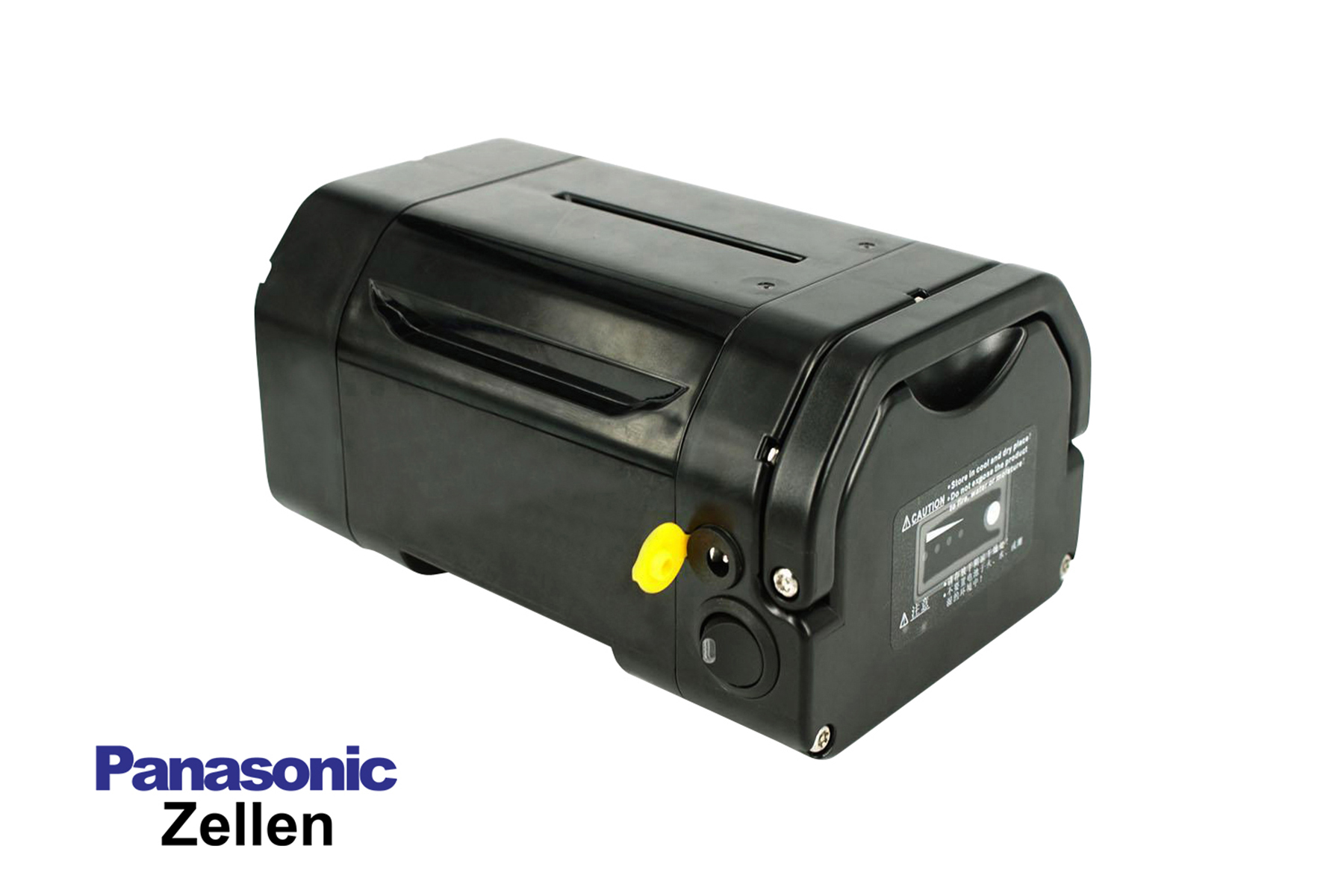 Eine schwarze Batterie mit gelbem Schalter und Display, am Boden steht Panasonic Zellen.
