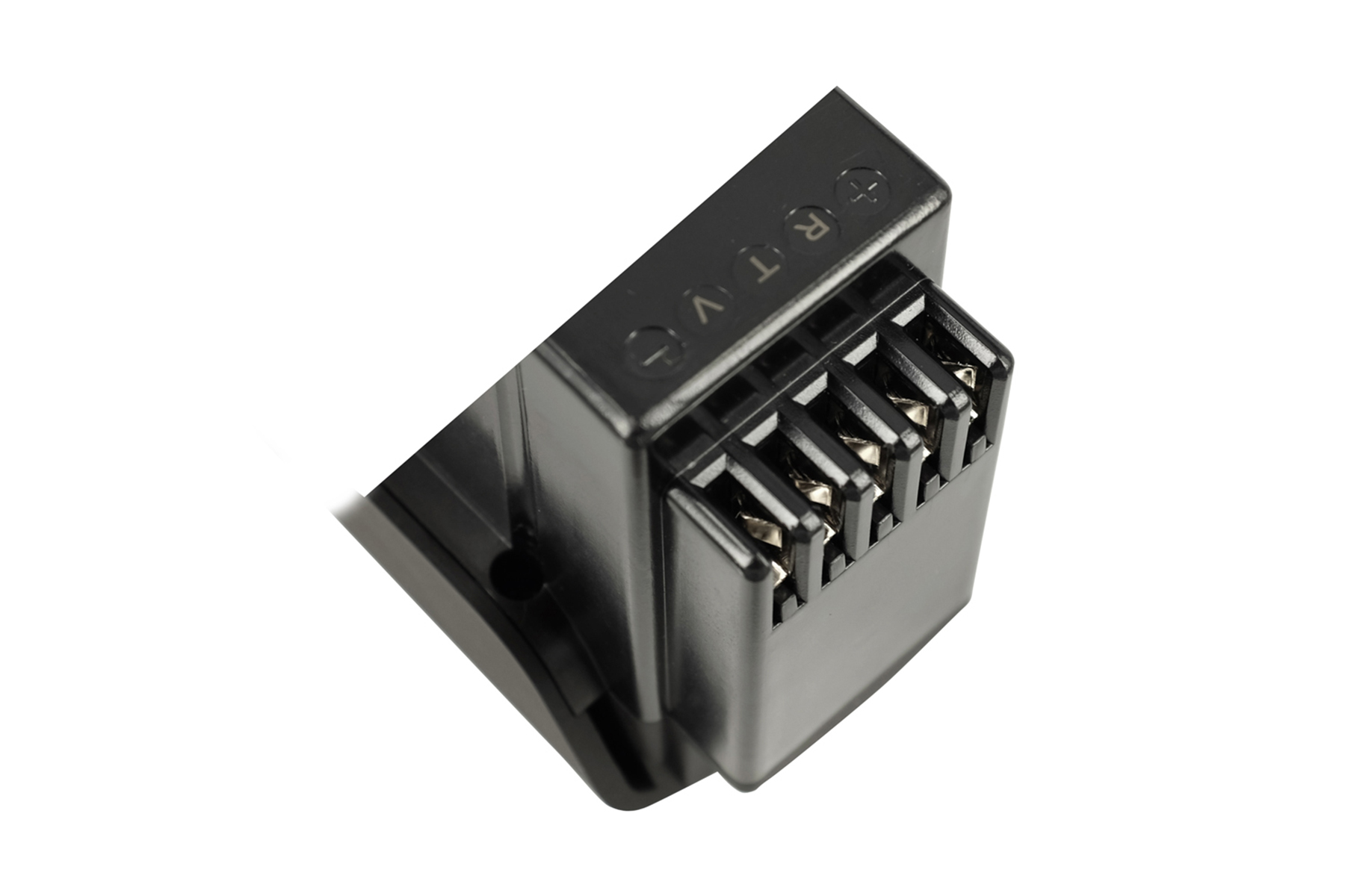Schwarzer elektrischer Stecker mit Klemmen, schräg auf Weiß gesehen.