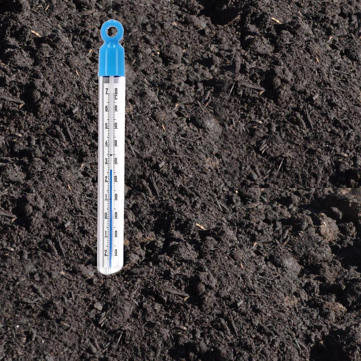 Thermometer im Boden. Blauer Deckel, klares Rohr mit Messmarkierungen.