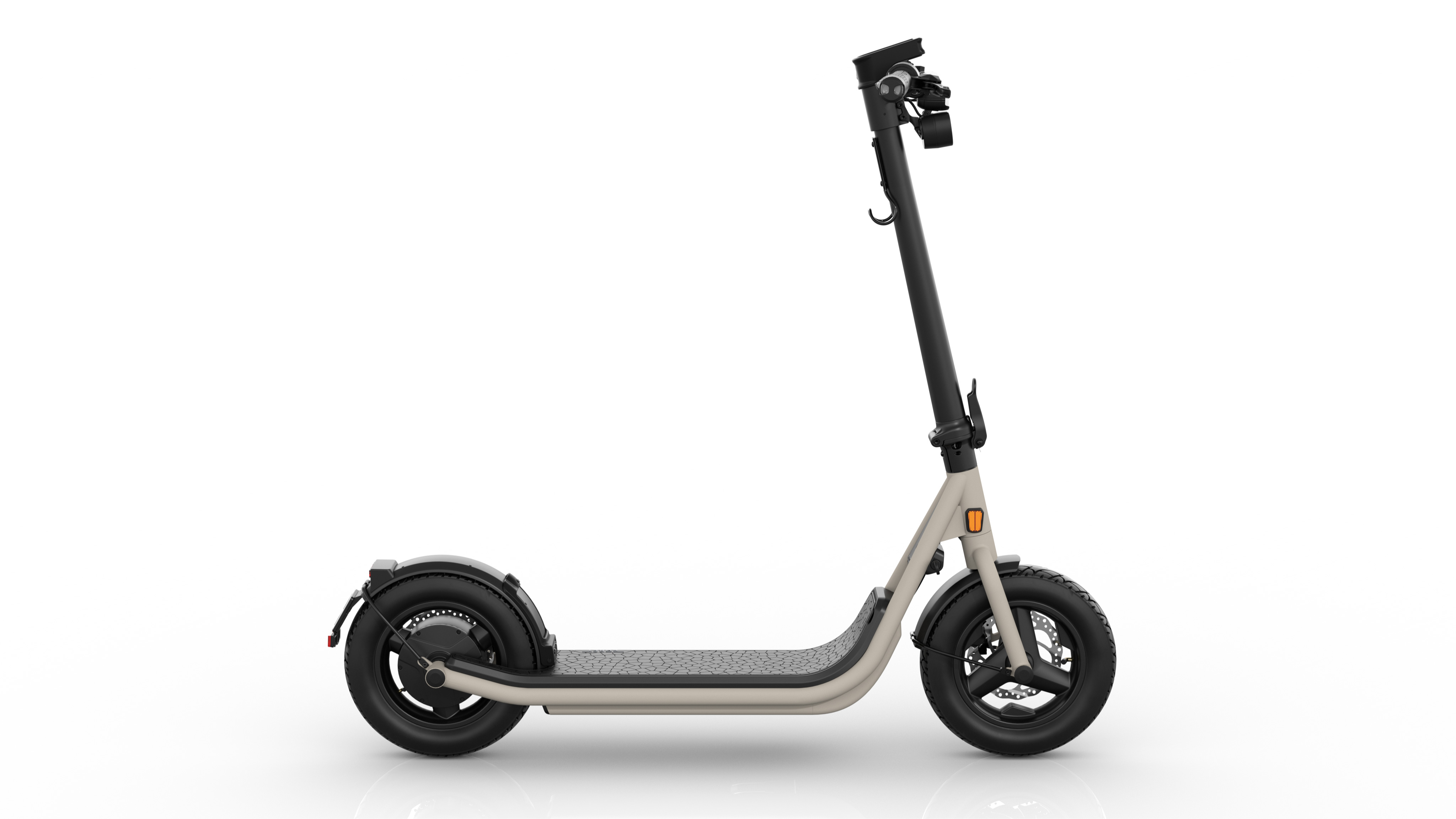 Roller auf weißem Hintergrund. Hellbeige, schwarze Räder und Lenker.